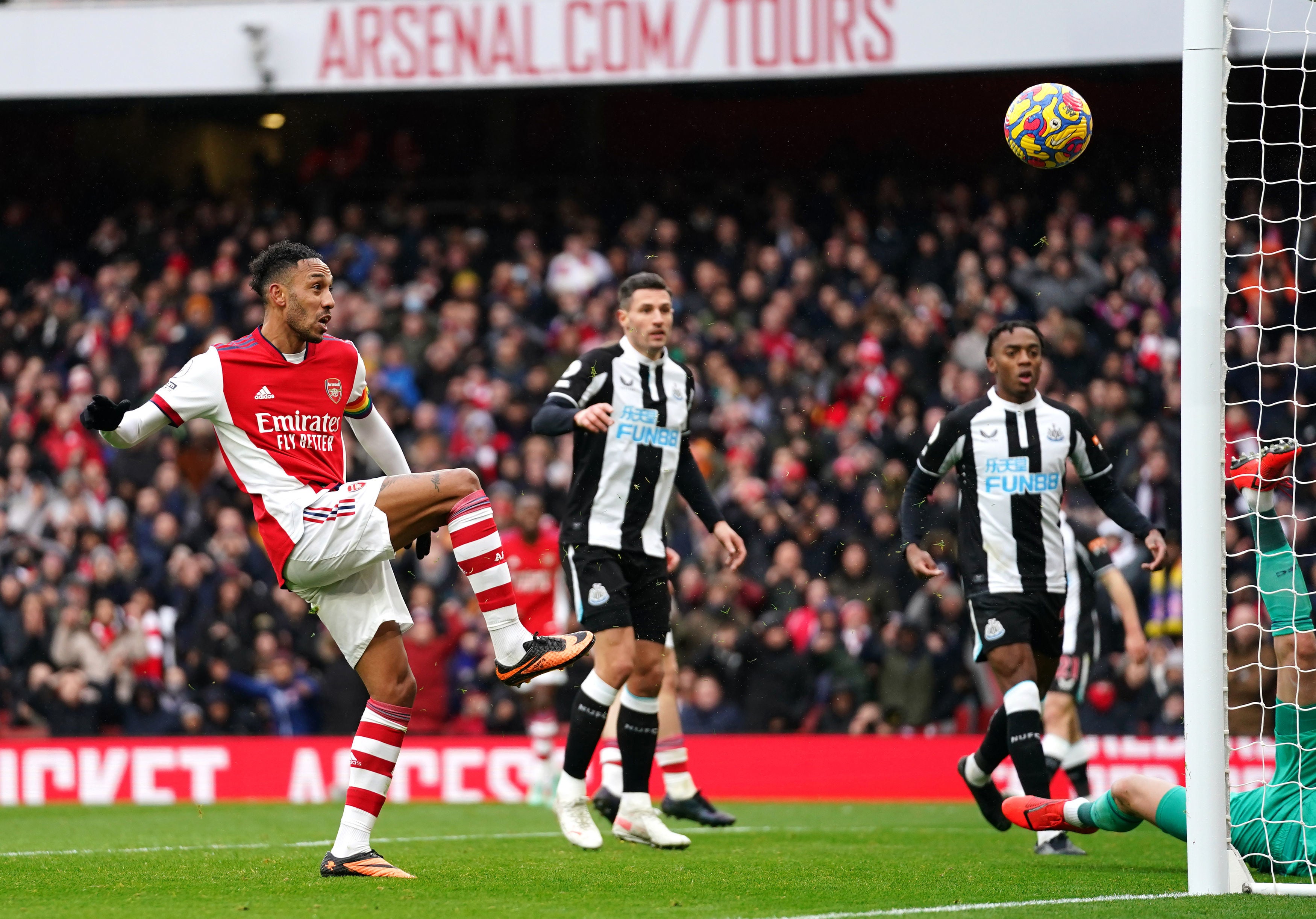 Pierre-Emerick Aubameyang misses a sitter