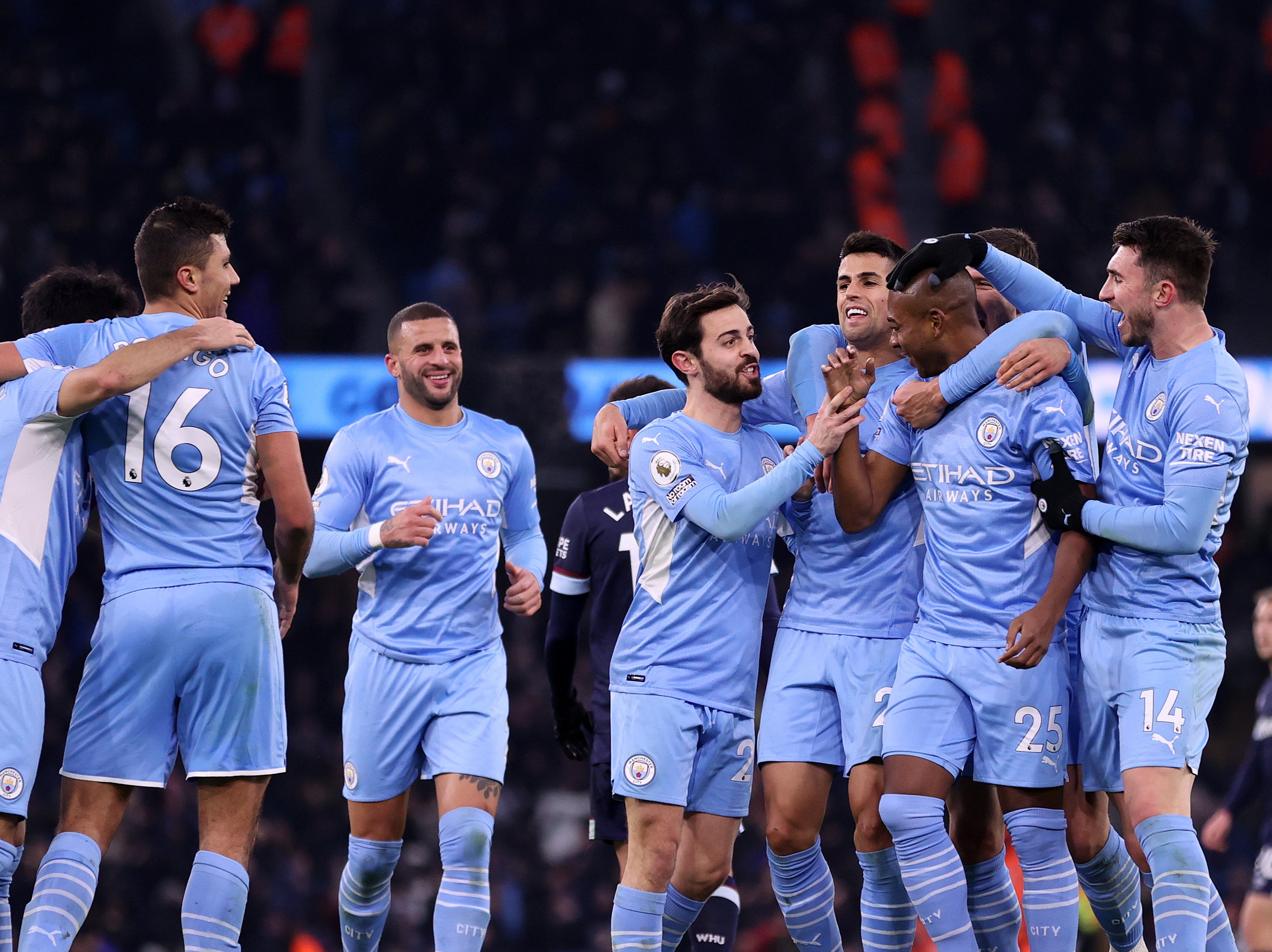 Manchester City players celebrate Fernandinho’s goal