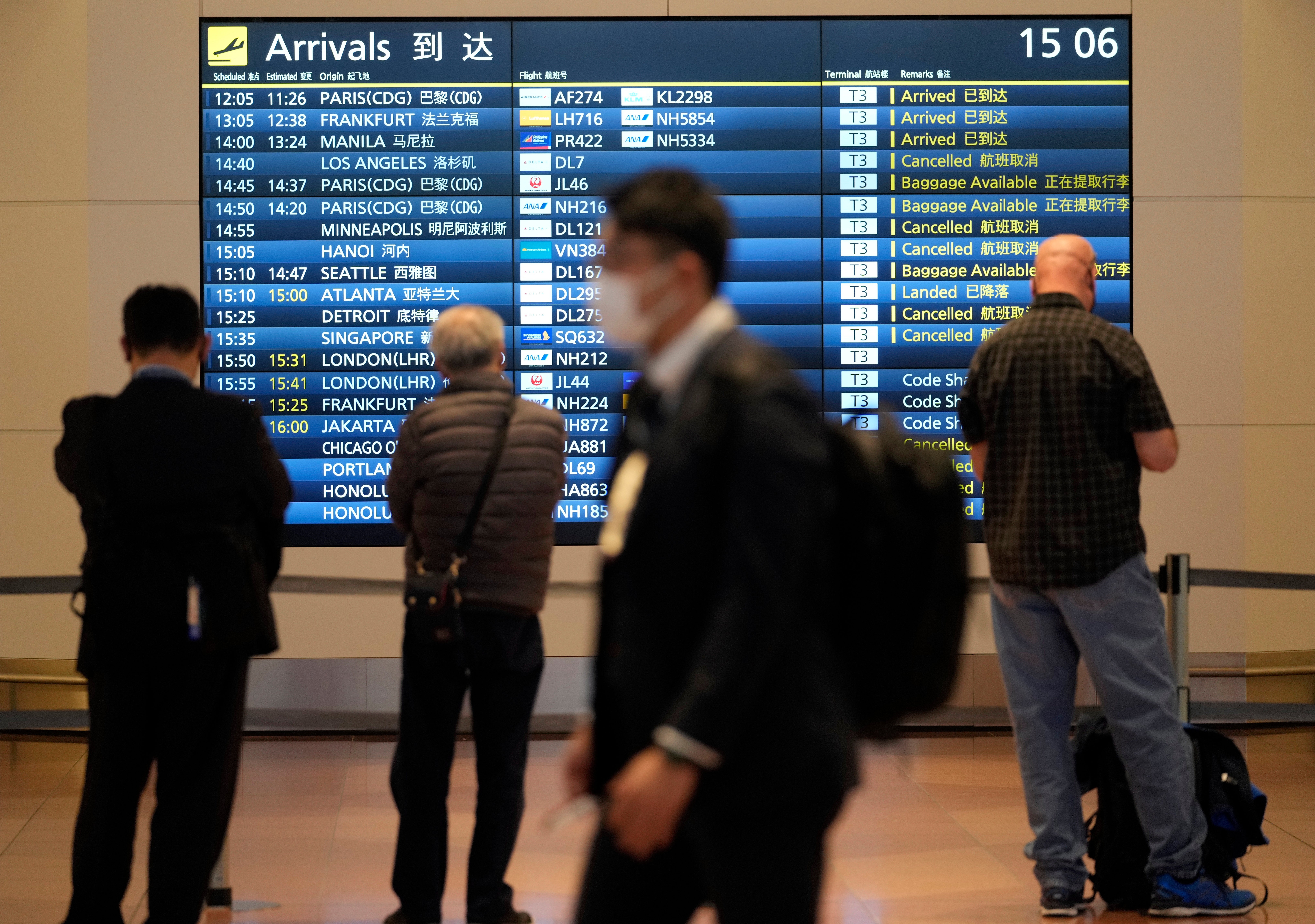 Omicron: Japan closes borders to all foreign visitors in response to new Covid variant