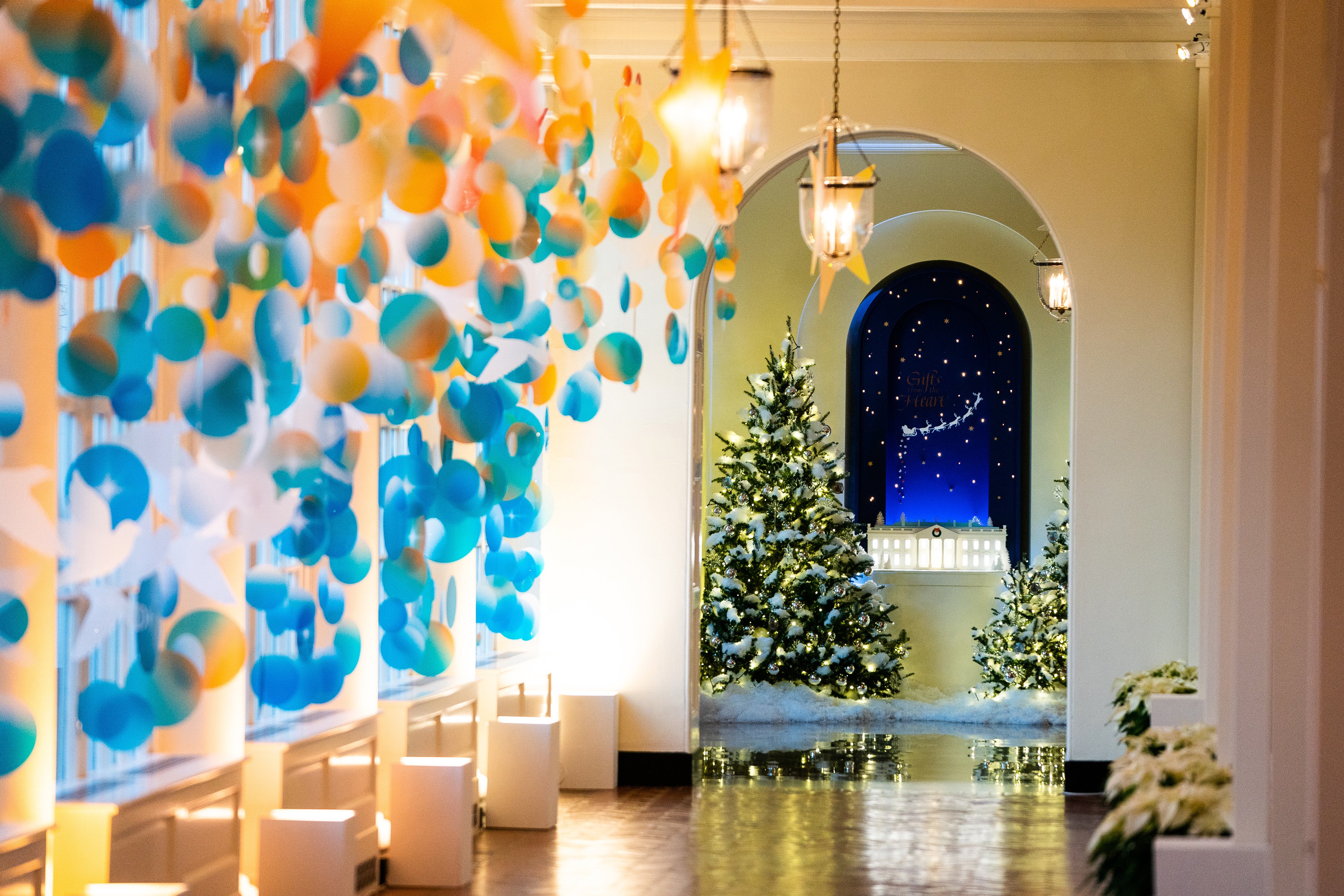 The east colonnade is decorated according to the theme ‘Gifts From the Heart’