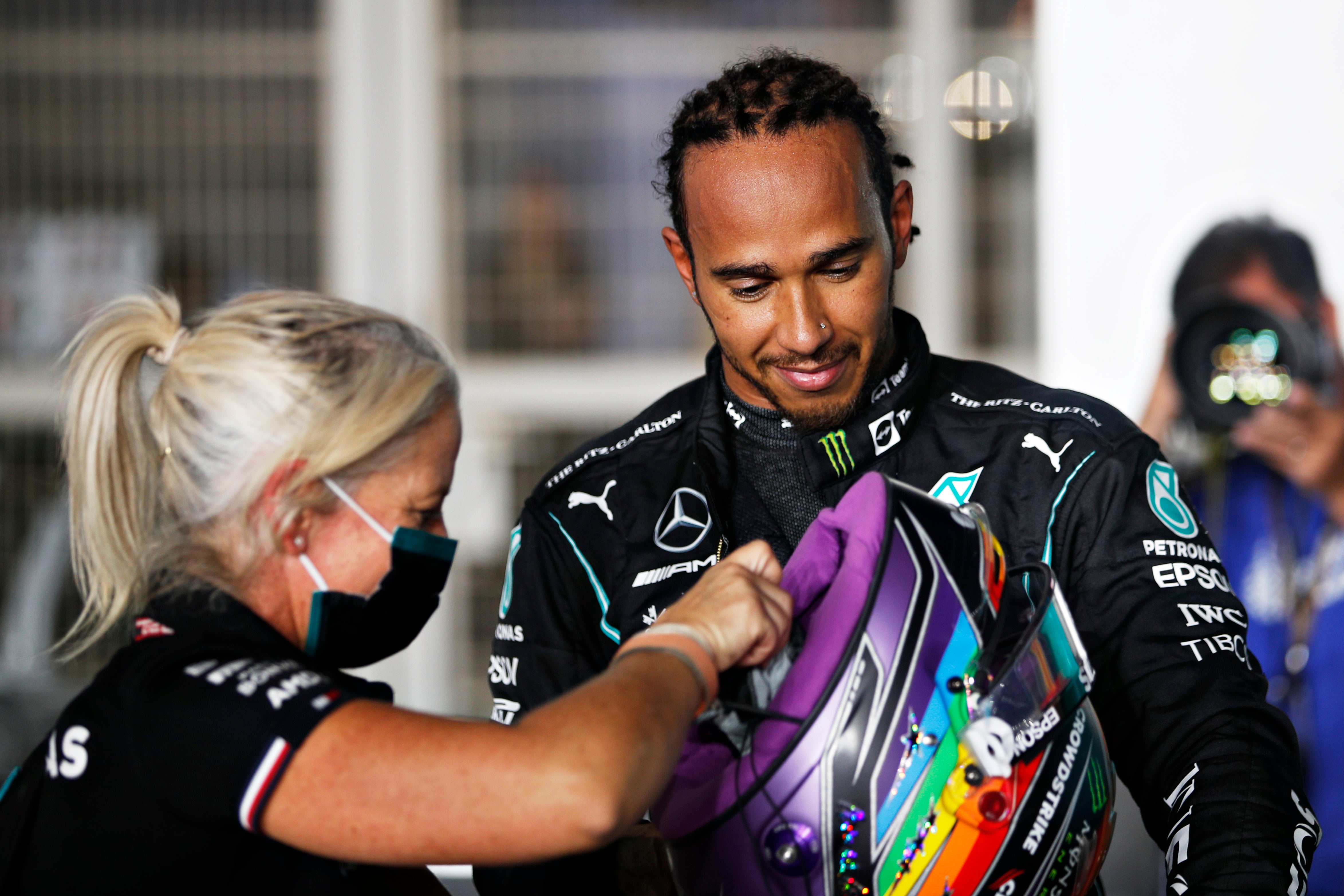 Hamilton wears a rainbow helmet in Qatar in 2021