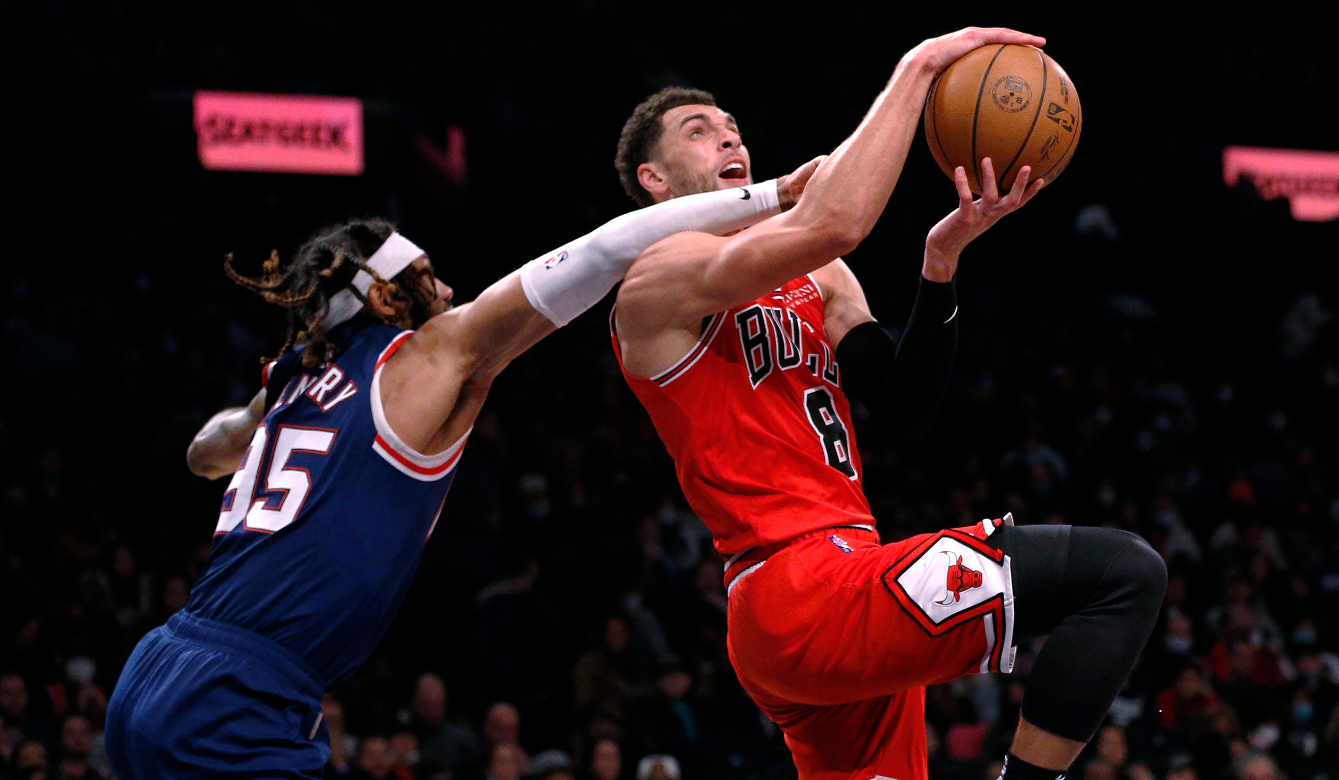 Zach LaVine (8) led Chicago Bulls to victory (Noah K. Murray/AP)