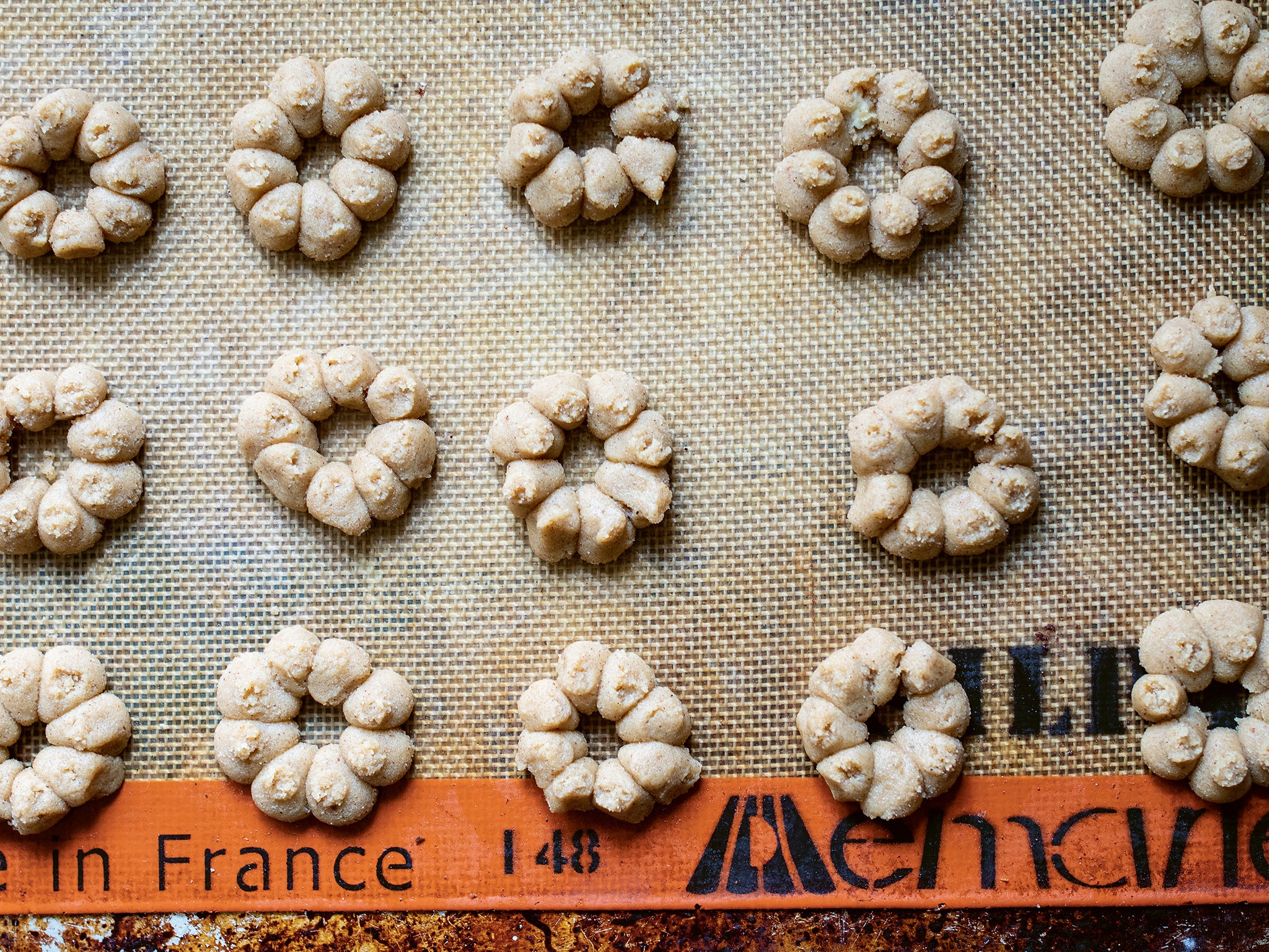 These cookies look particularly festive in little wreath shapes