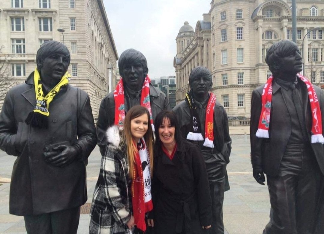 Jenny Minnis (left) with her mother, Tracey, who died of lung cancer on Christmas Eve last year (Jenny Minnis/PA)