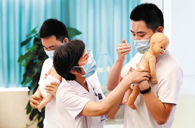 <p>Fathers-to-be learn how to take care of babies at Shijiazhuang Obstetrics and Gynecology Hospital in Hebei province in July</p>