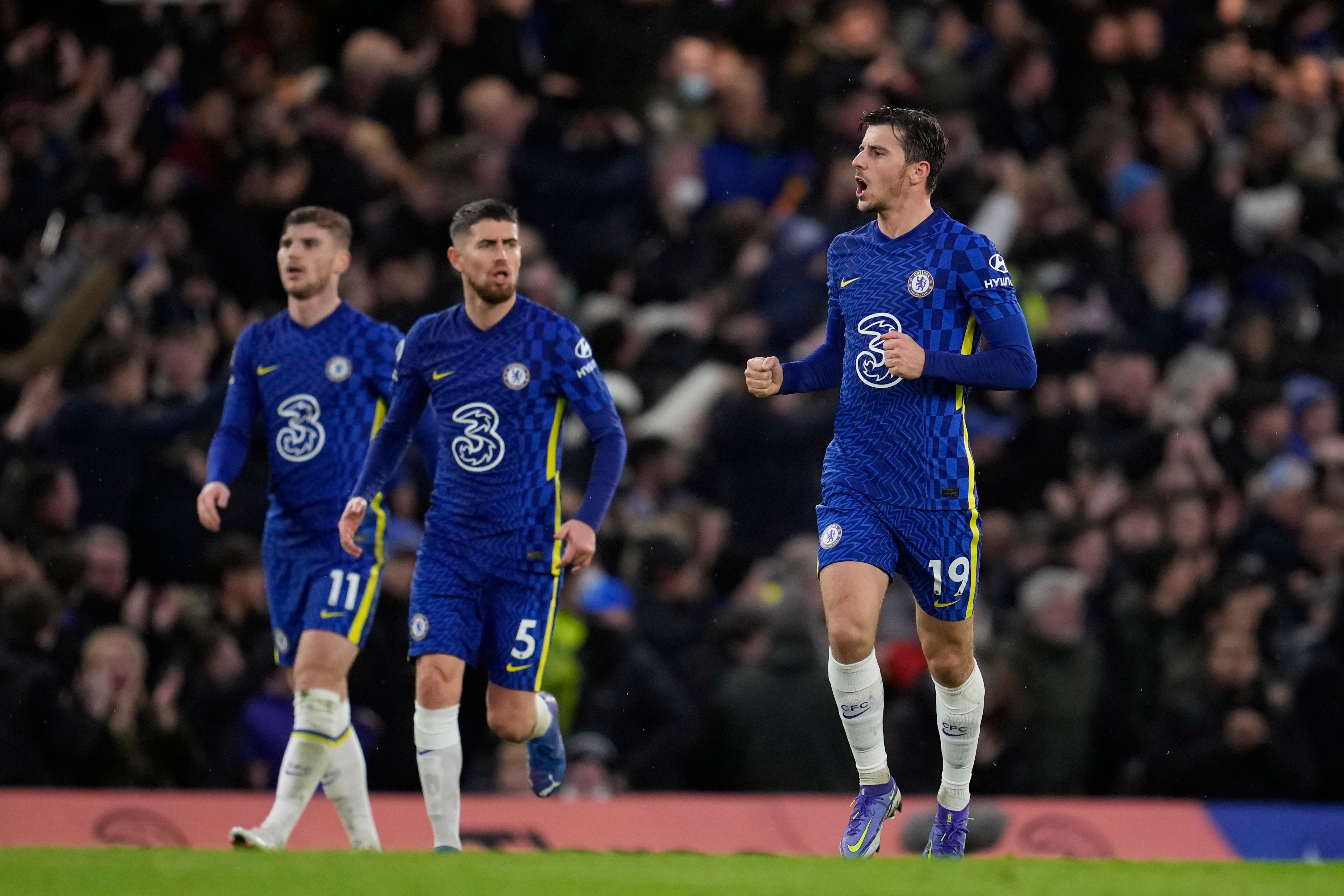 Mason Mount celebrates with his teammates after scoring the equaliser for Chelsea