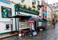 Covid: Ireland to force pubs and restaurants to close at 8pm as Omicron wave hits