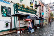 Covid: Ireland to force pubs and restaurants to close at 8pm as Omicron wave hits