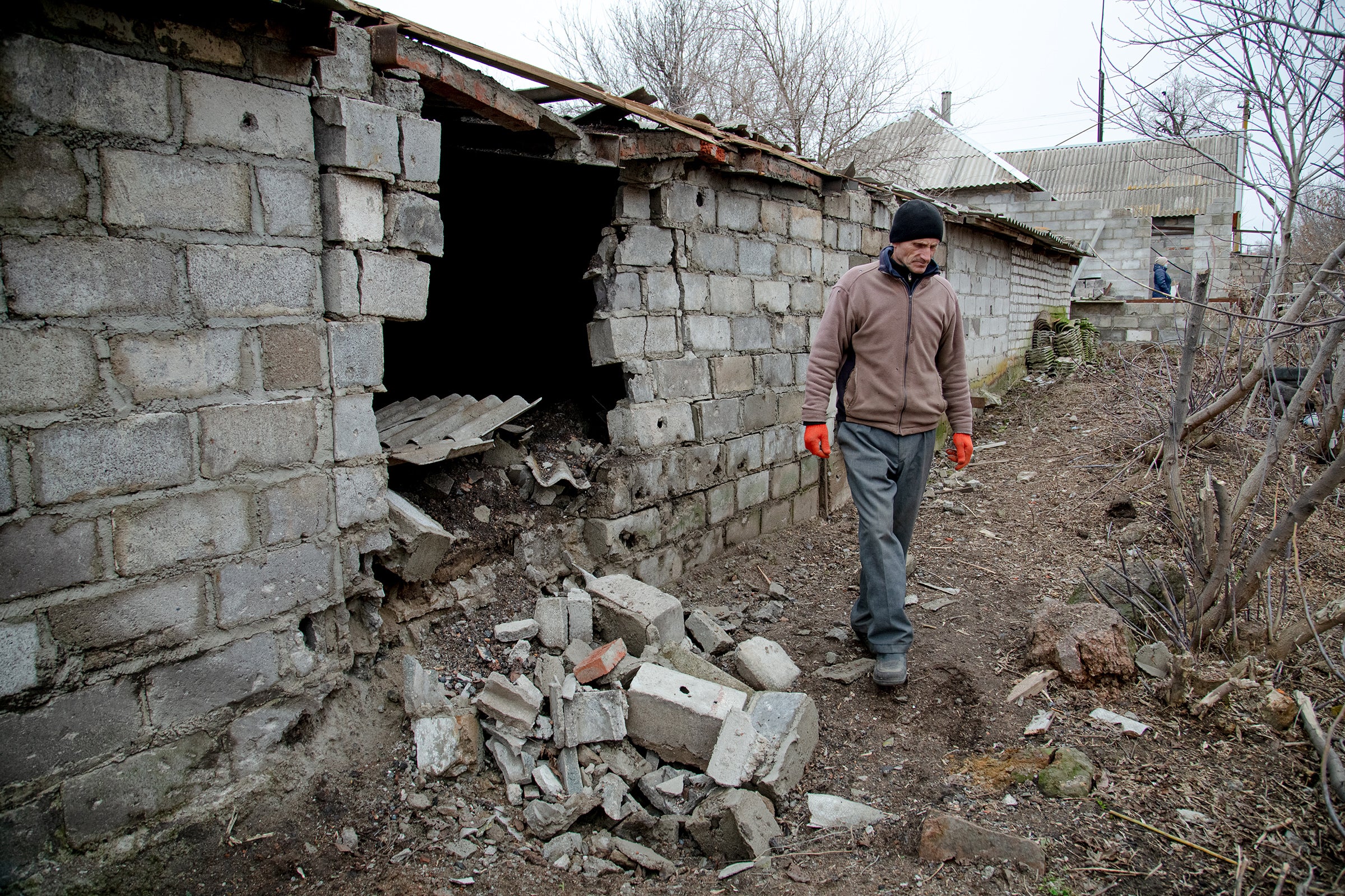 A war-damaged shed in Hranitne