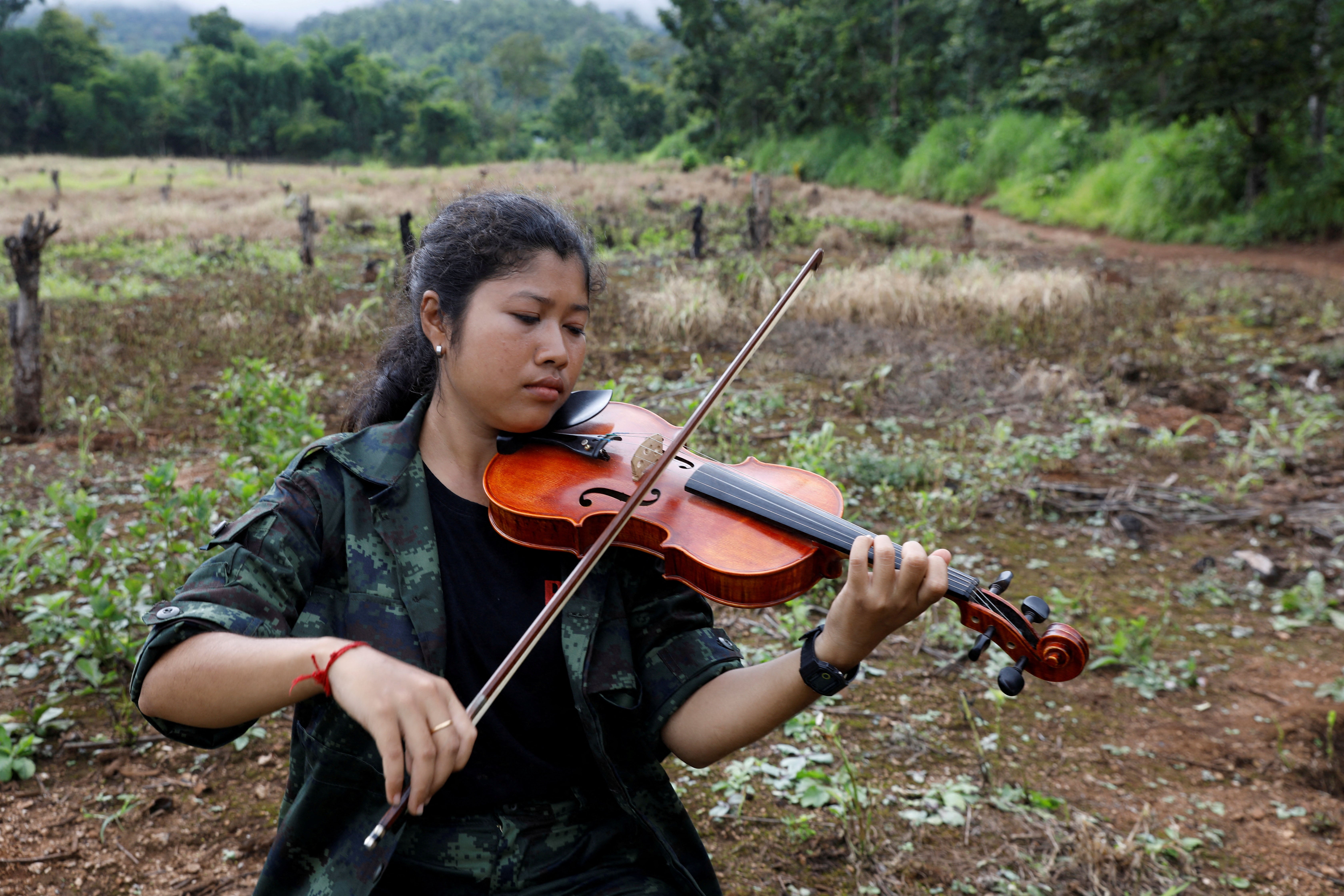 A PDF recruit entertains other soldiers with some music