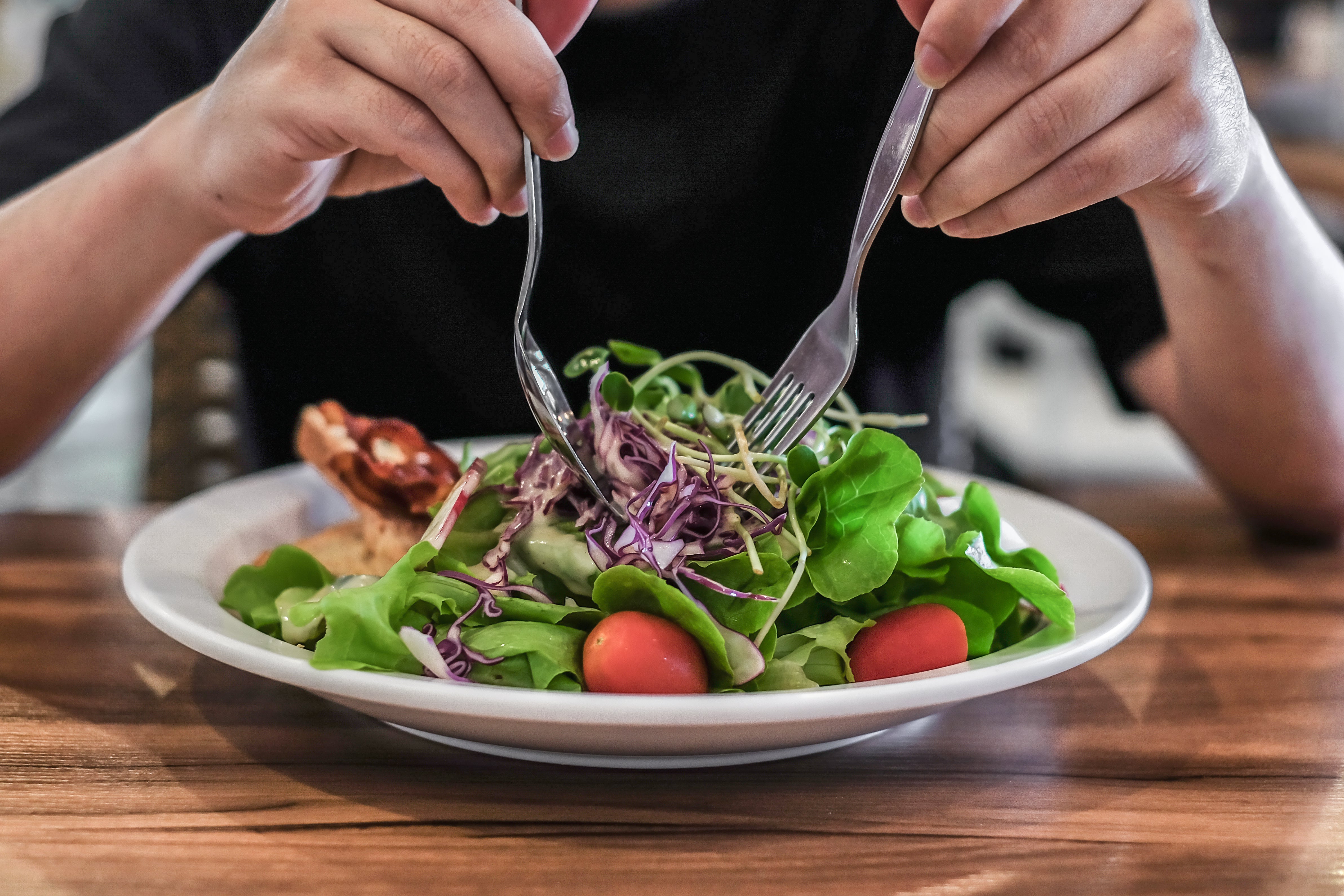 Woman questions whether she is wrong after boyfriend gets mad about being ‘forced’ to eat vegan cooking