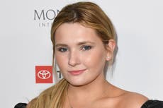 Abigail Breslin hits back at fan who called her a loser for wearing a mask after her dad died of Covid