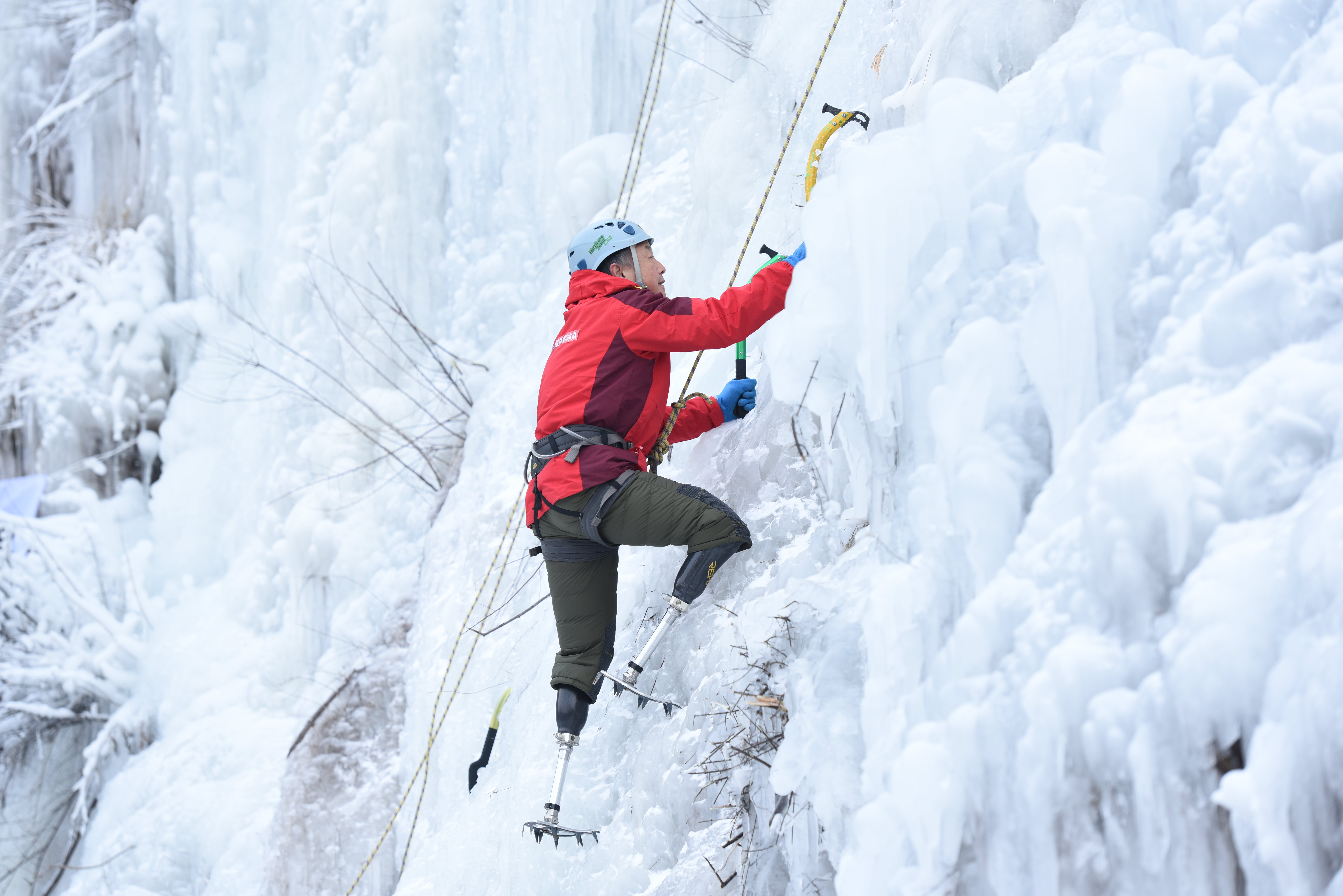 On 14 May 2018 Chinese double amputee climber Xia Boyu reached the world’s highest summit, at the age of 69. These moments are recorded in the documentary To The Summit