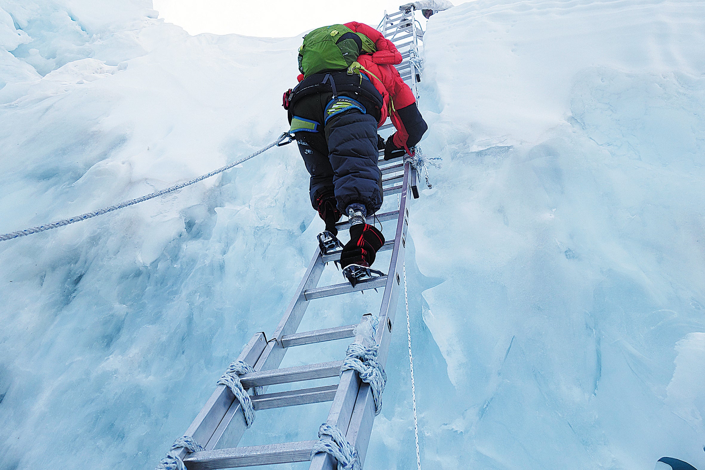 Xia is the first Chinese double amputee climber to conquer the summit of Qomolangma