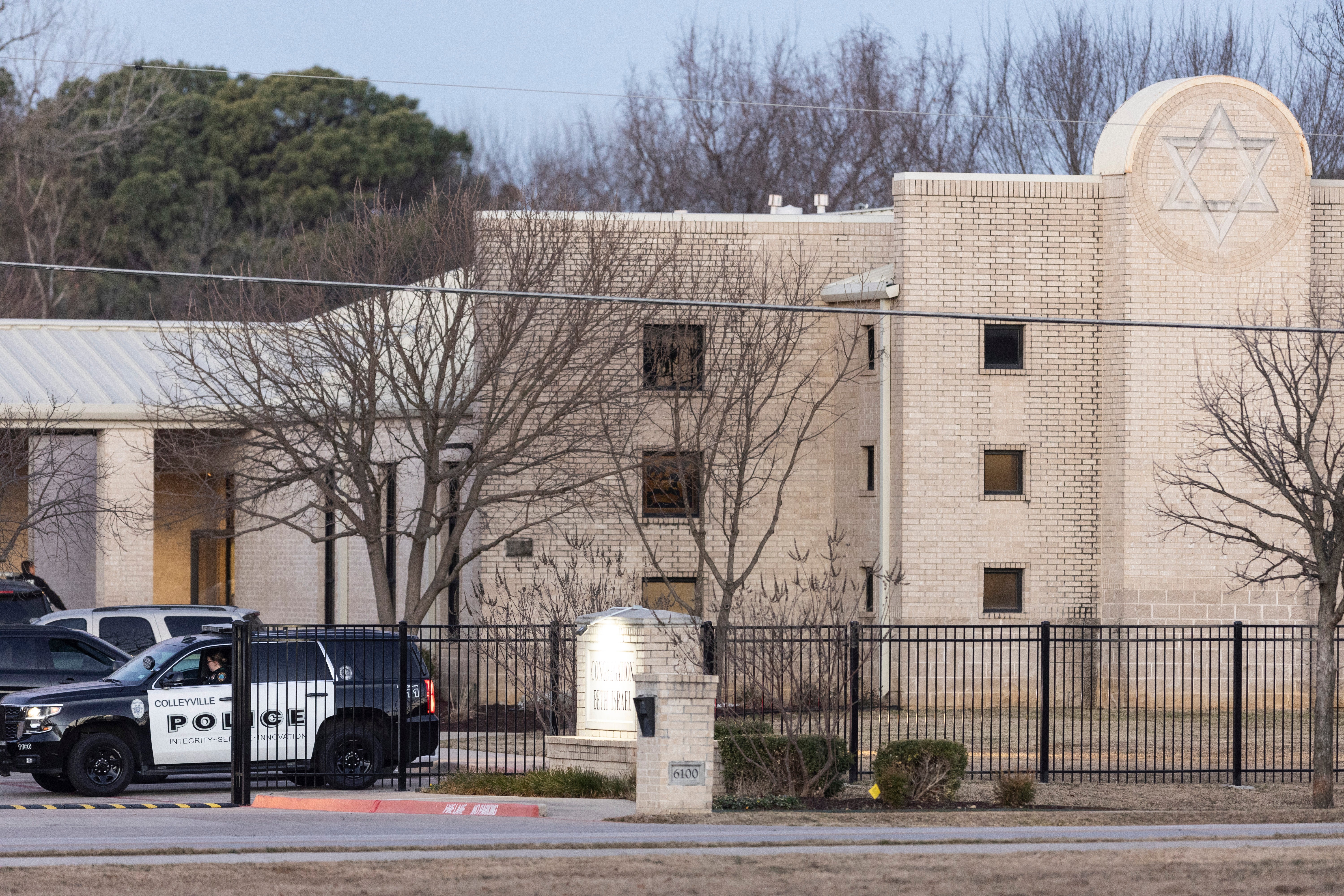 Law enforcement surround a Texas synagogue where a man held four people hostage for 11 hours on 15 January.