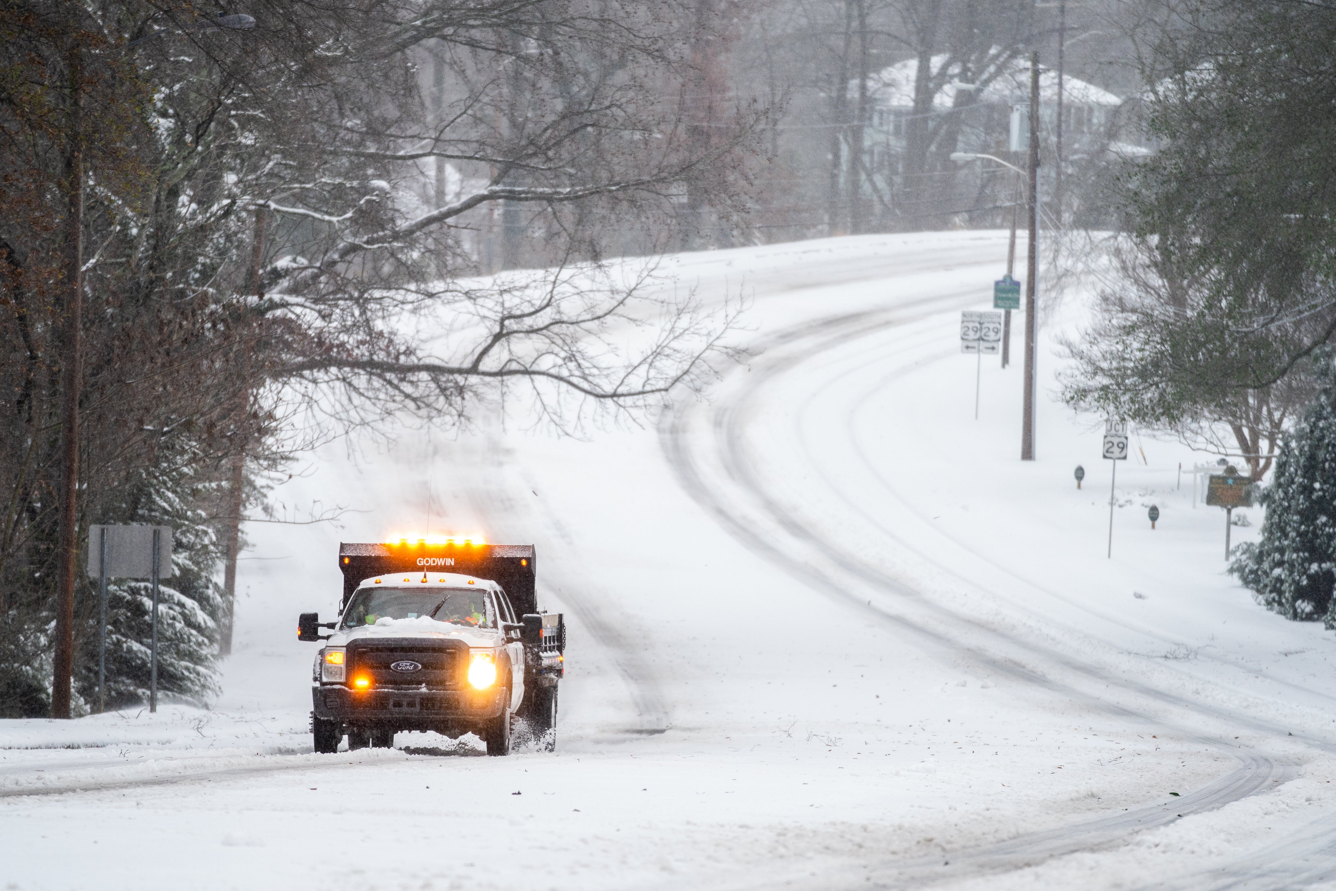 Winter storm Izzy: Worst ice and snow of season as ‘Saskatchewan Screamer’ barrels across US