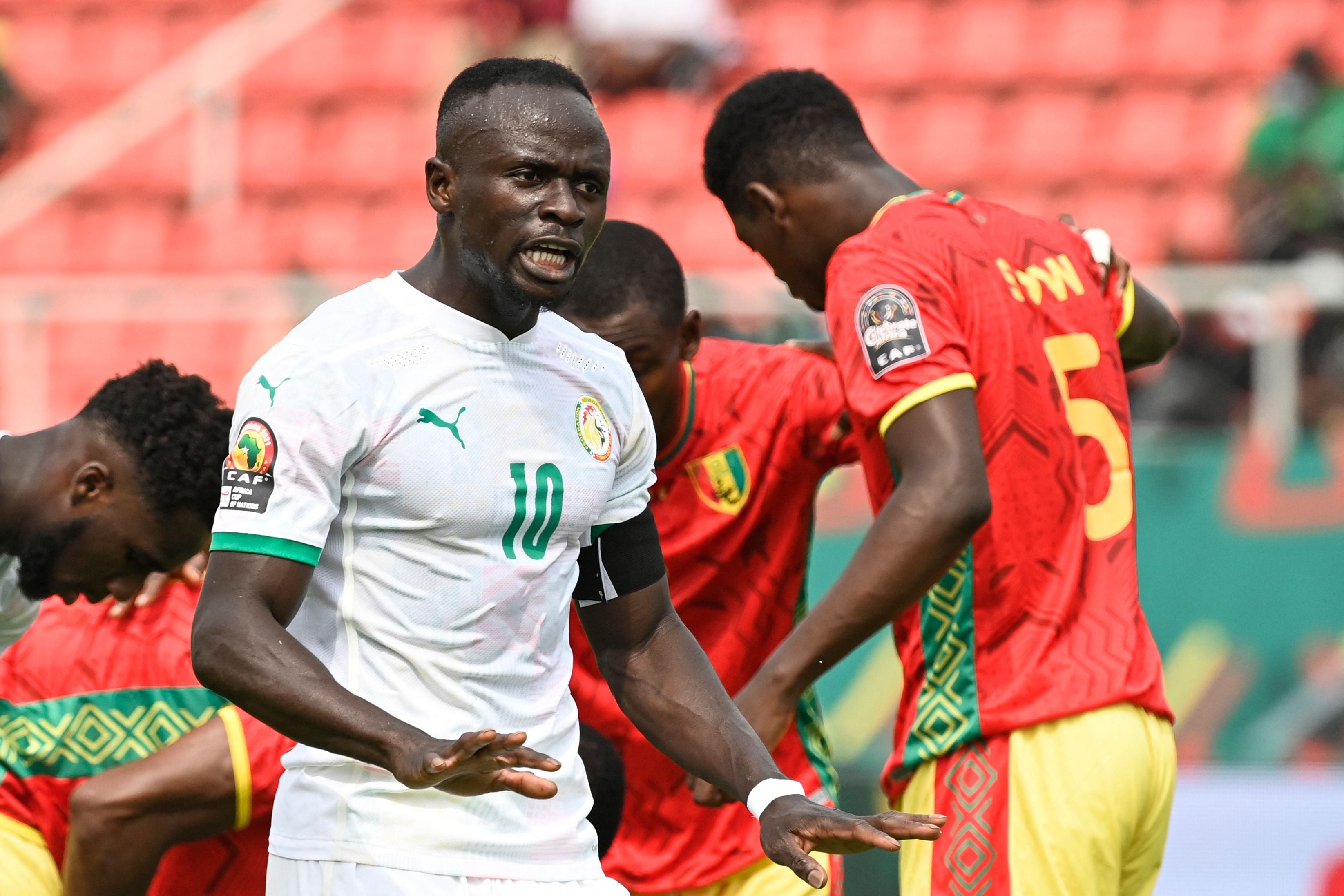 Sadio Mane urges his Senegal teammates on against Guinea in Cameroon