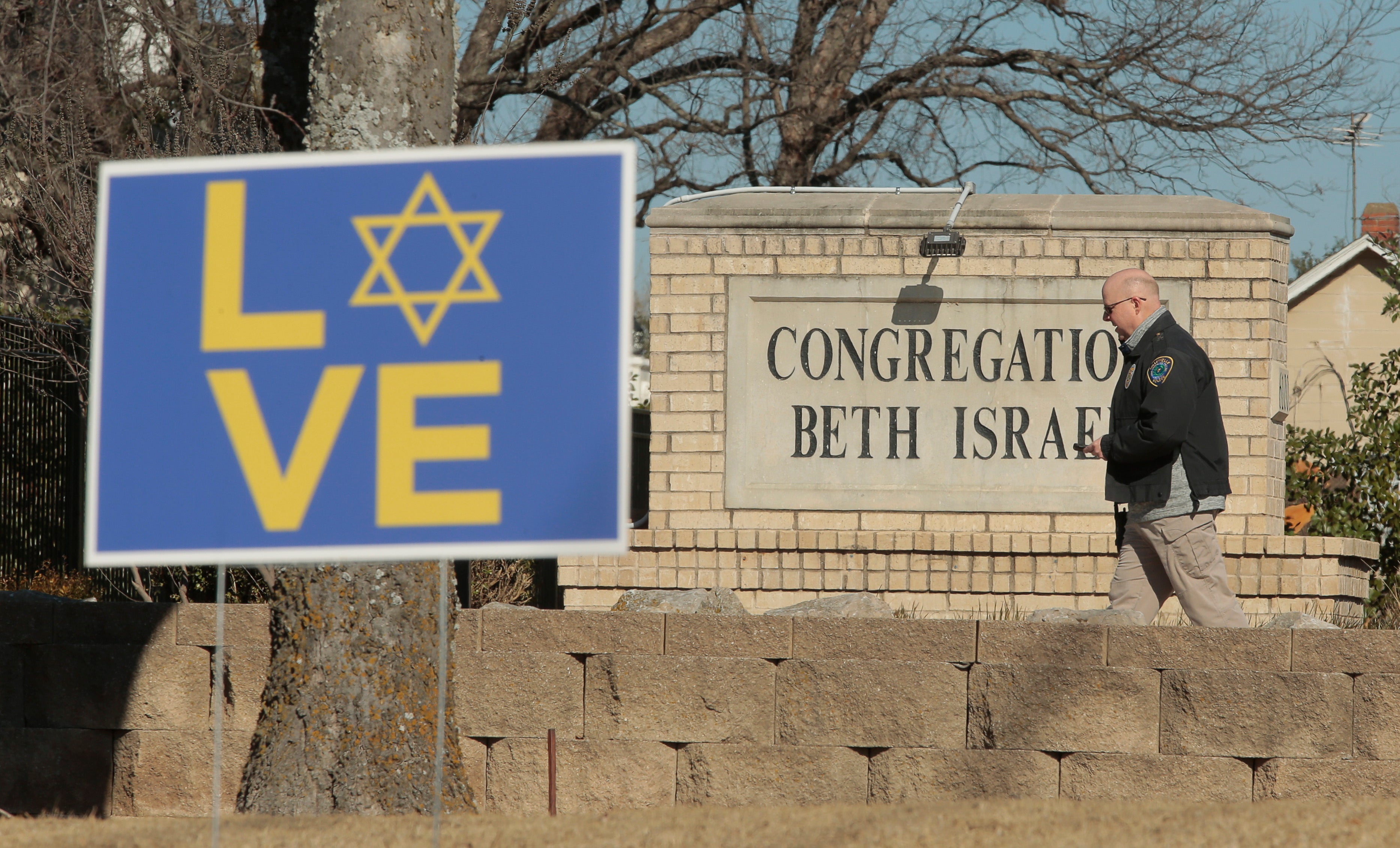 Law enforcement personnel at the Congregation Beth Israel Synagogue in Colleyville, Texas, 16 January 2022