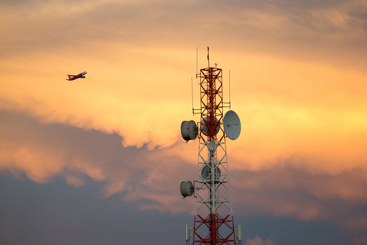 Mobile networks have agreed to reduce 5G power near airports