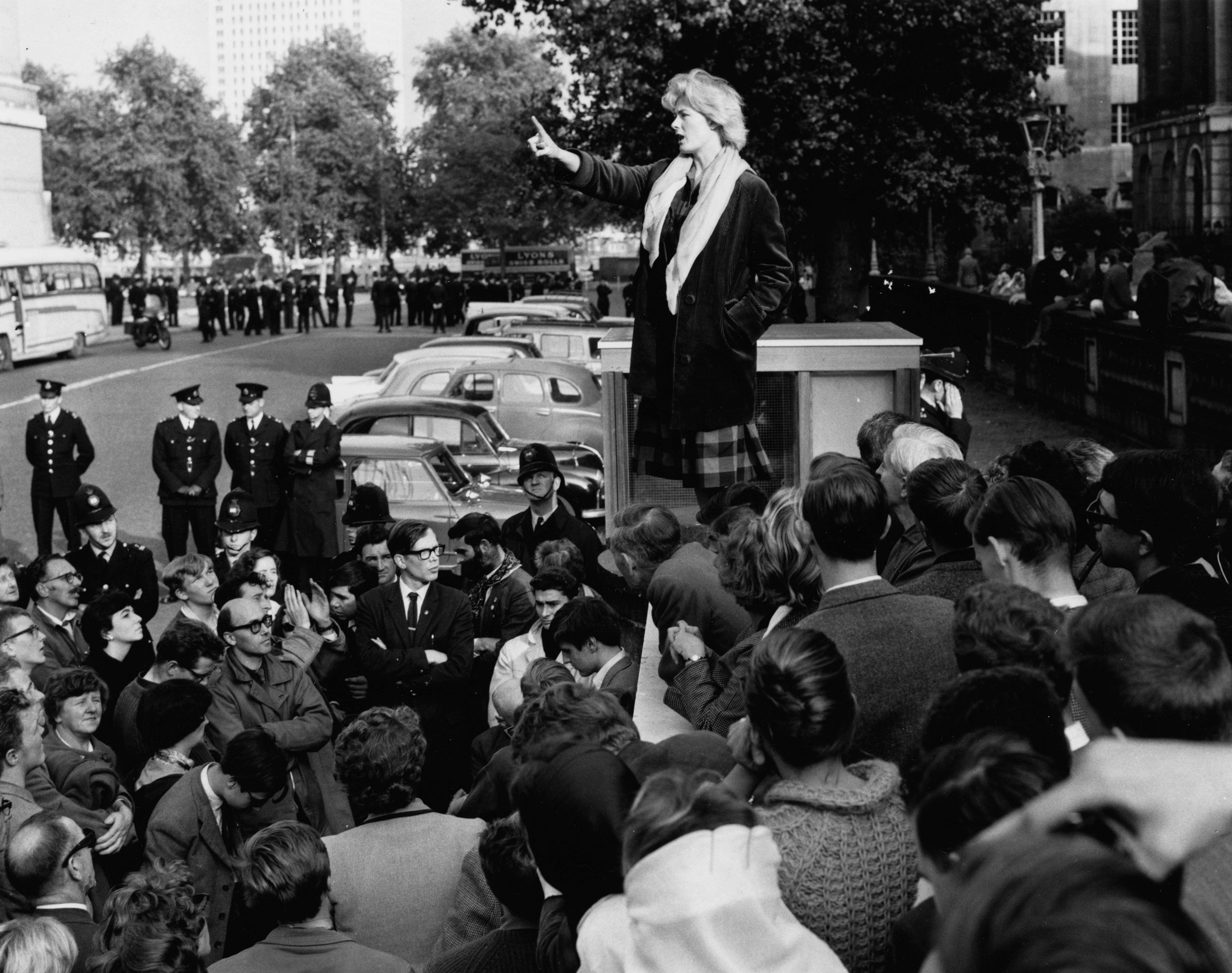 Redgrave speaking to a crowd during a nuclear disarmament protest outside the Air Ministry in 1962