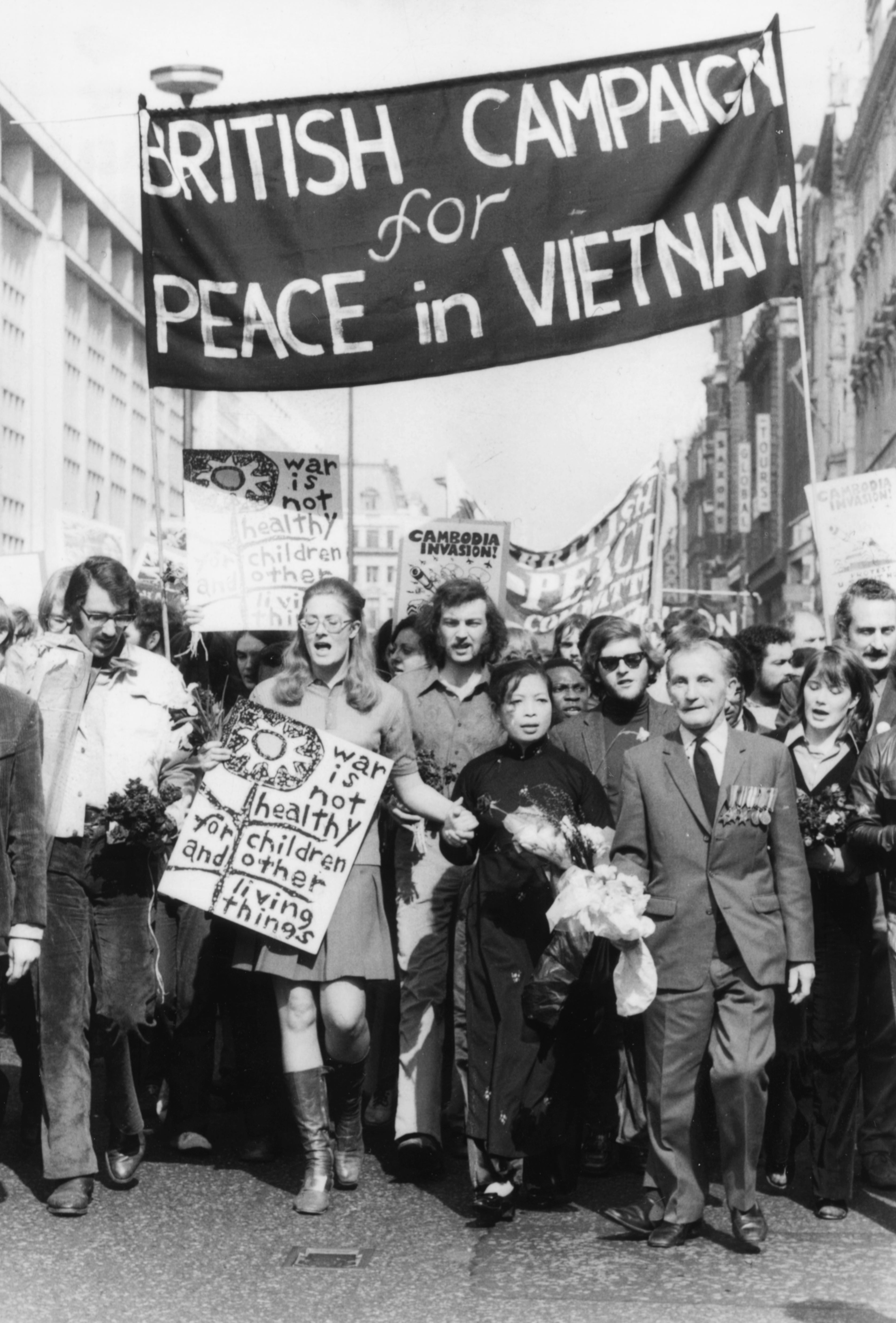 Redgrave leads a march to the American embassy in 1970