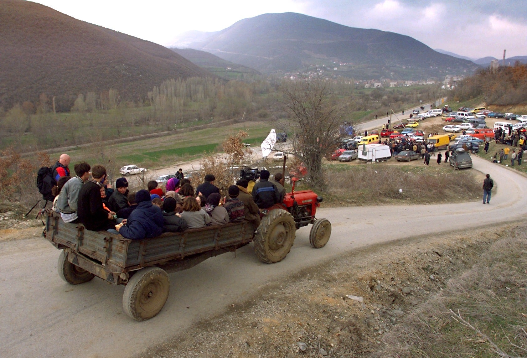 A tractor carrying refugees fleeing Kosovo arrives 29 March 1999 at the border in the Macedonian village of Blace