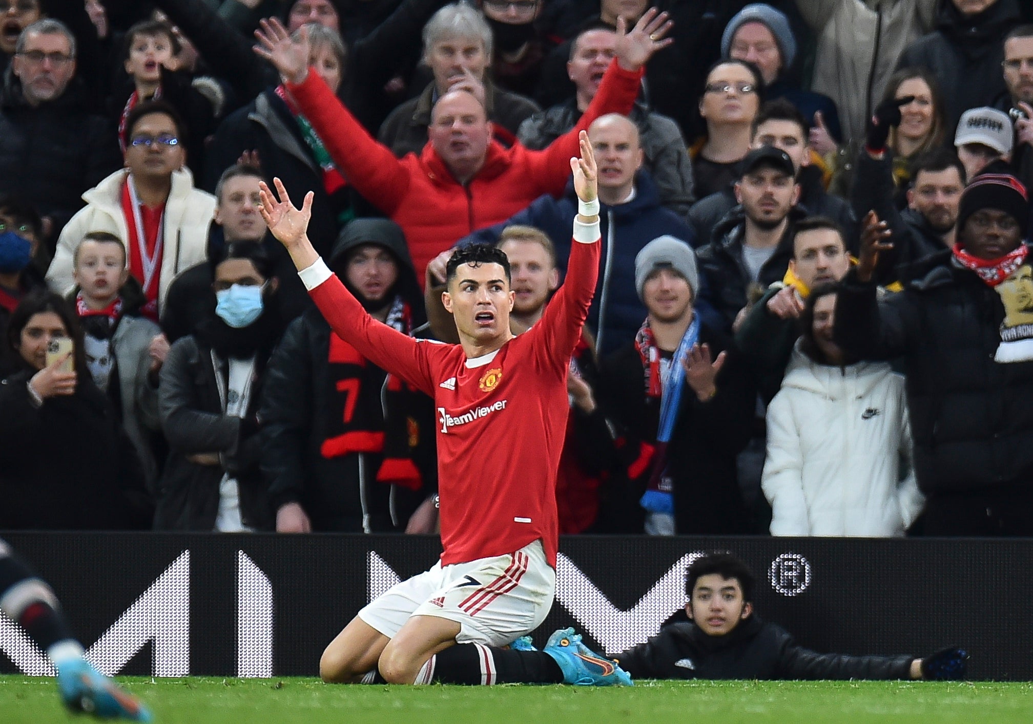 Cristiano Ronaldo appeals for a penalty to no avail