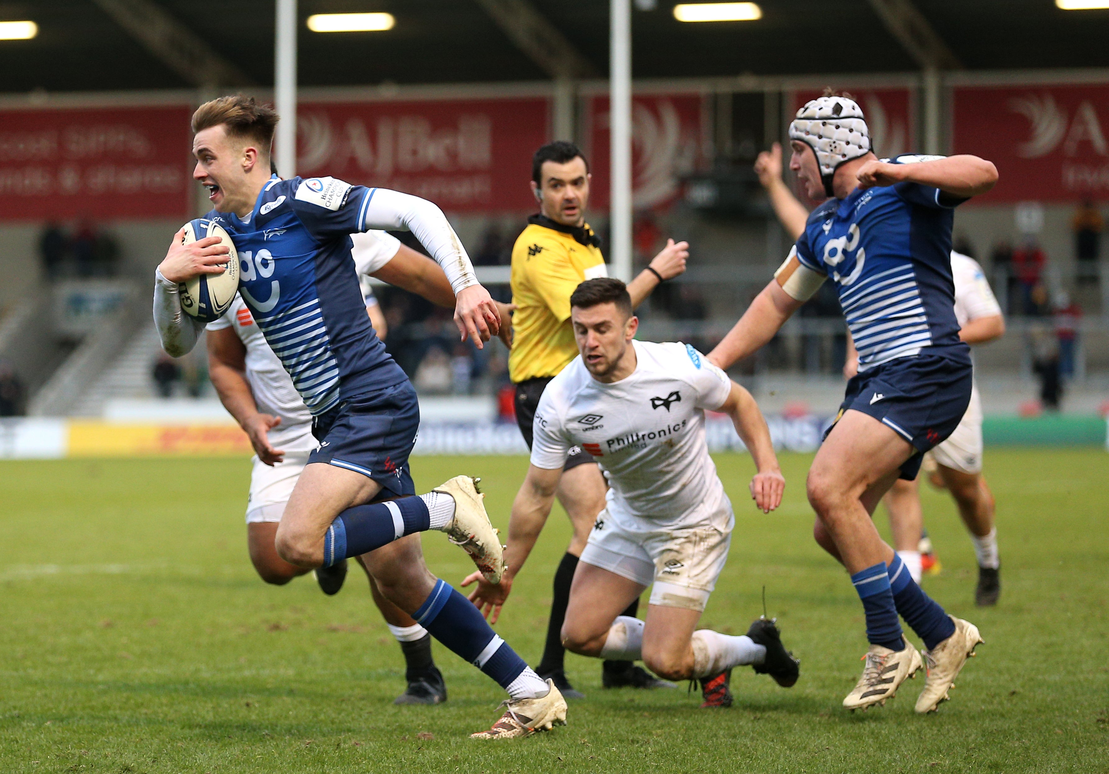 Jack Metcalf (left) breaks clear to score Sale’s seventh try (Nigel French/PA)