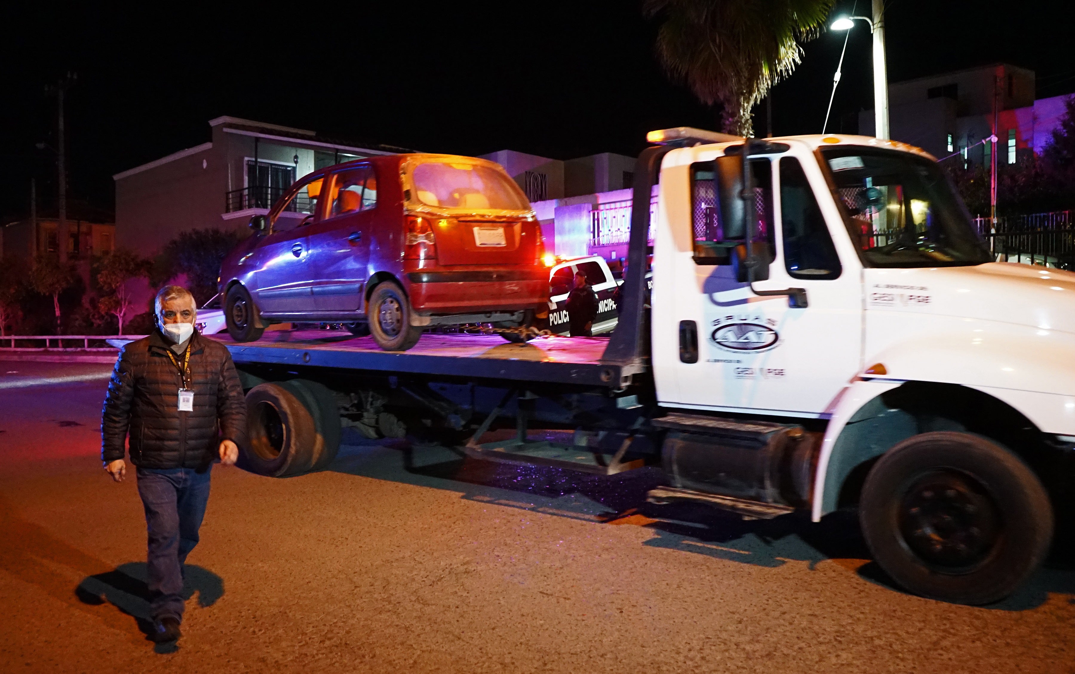 Forensic services unit moves the body of journalist Lourdes Maldonado