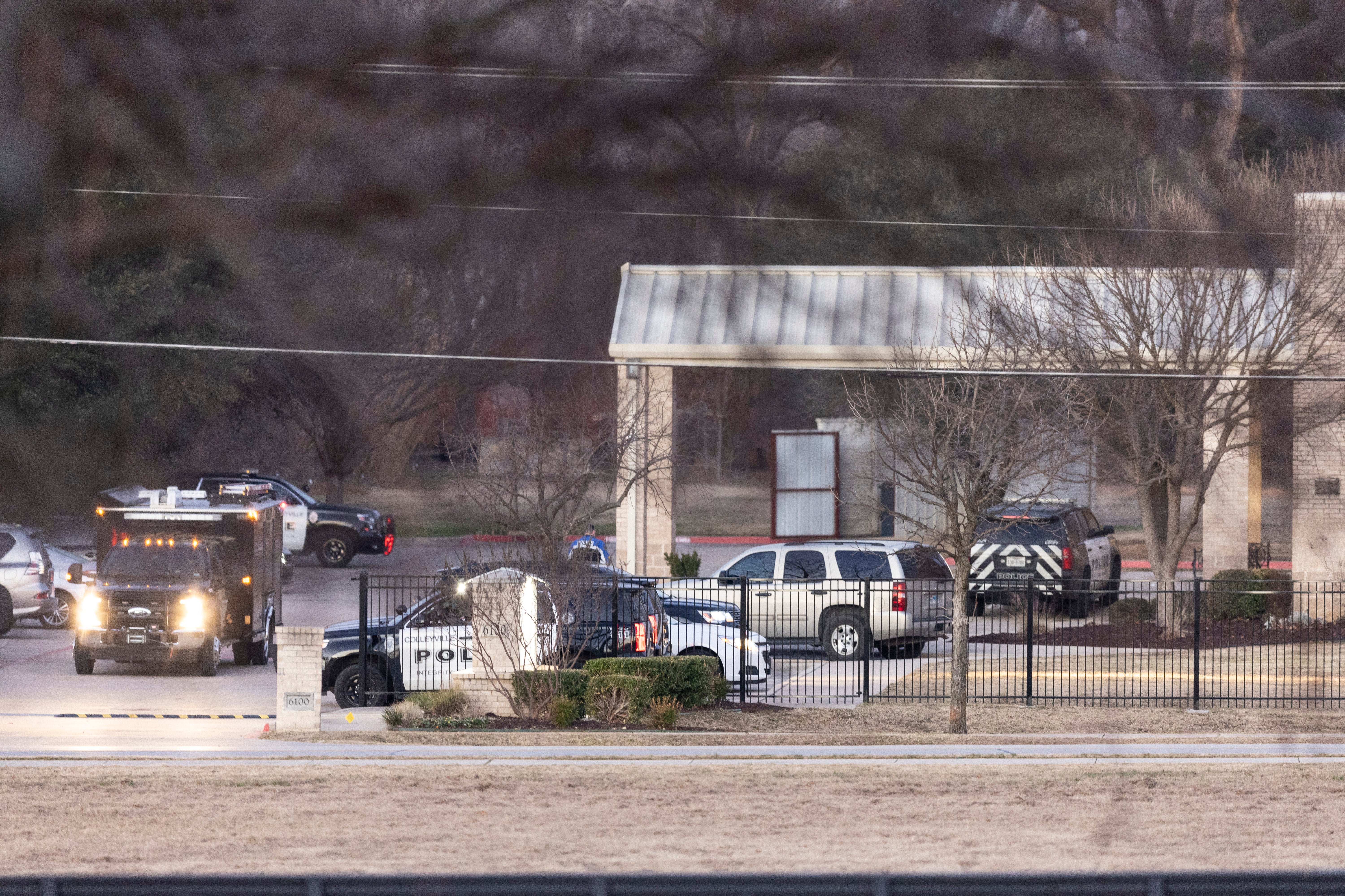 Police stand in front of the Congregation Beth Israel synagogue (Brandon Wade/AP)