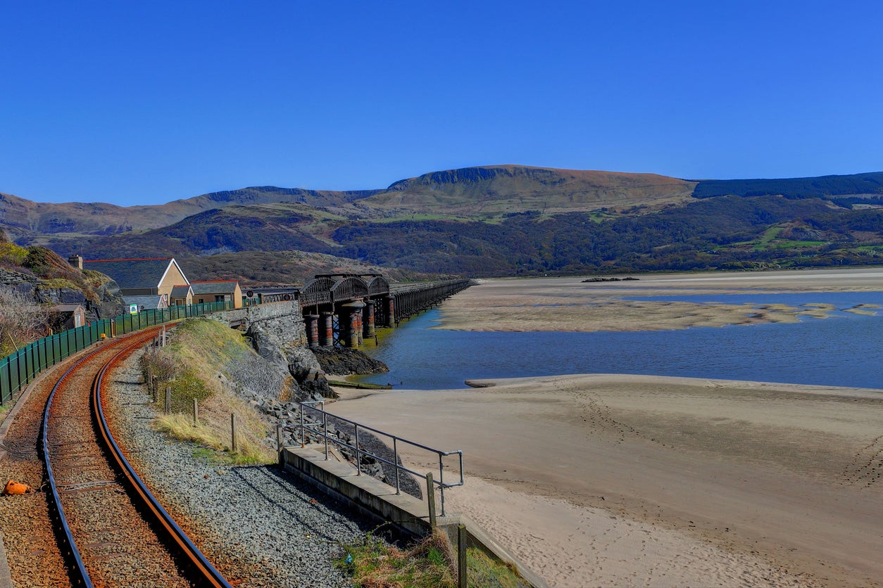 The coastal line combines seascapes, countryside and mountains