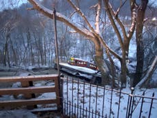 Human chain formed to help after Pittsburgh bridge collapse