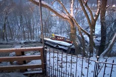 Human chain formed to help after Pittsburgh bridge collapse