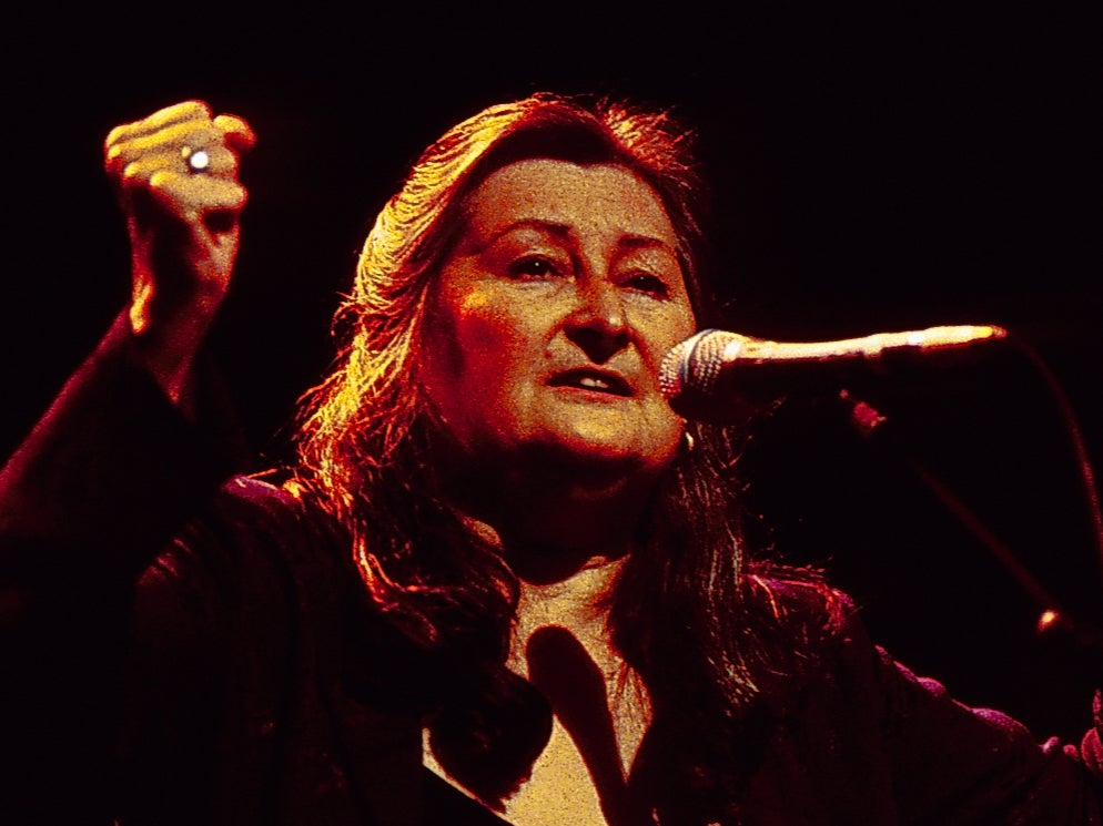 Norma Waterson photographed on stage in 1999