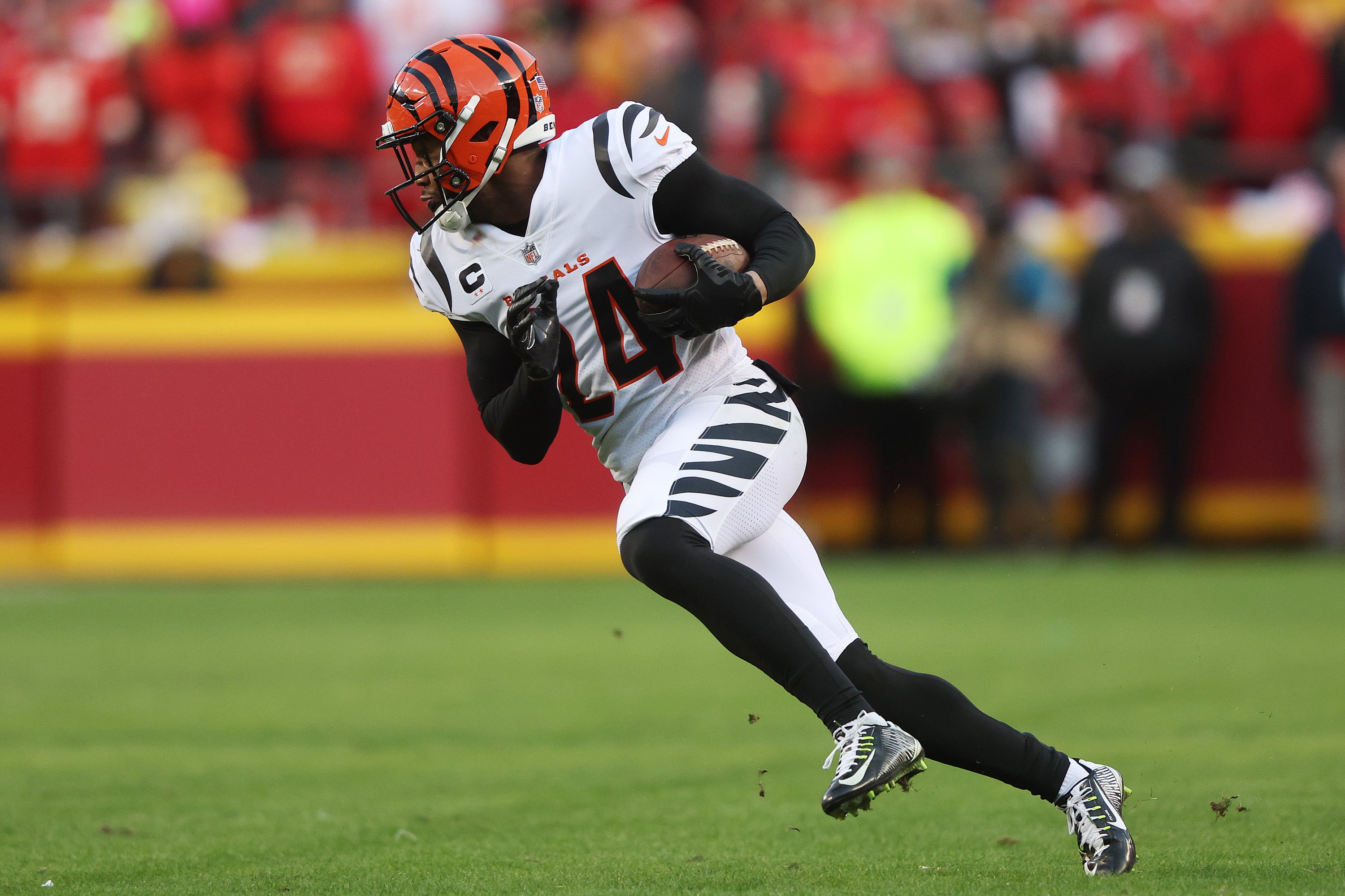 Vonn Bell of the Cincinnati Bengals runs with the ball in the AFC Championship Game against the Kansas City Chiefs