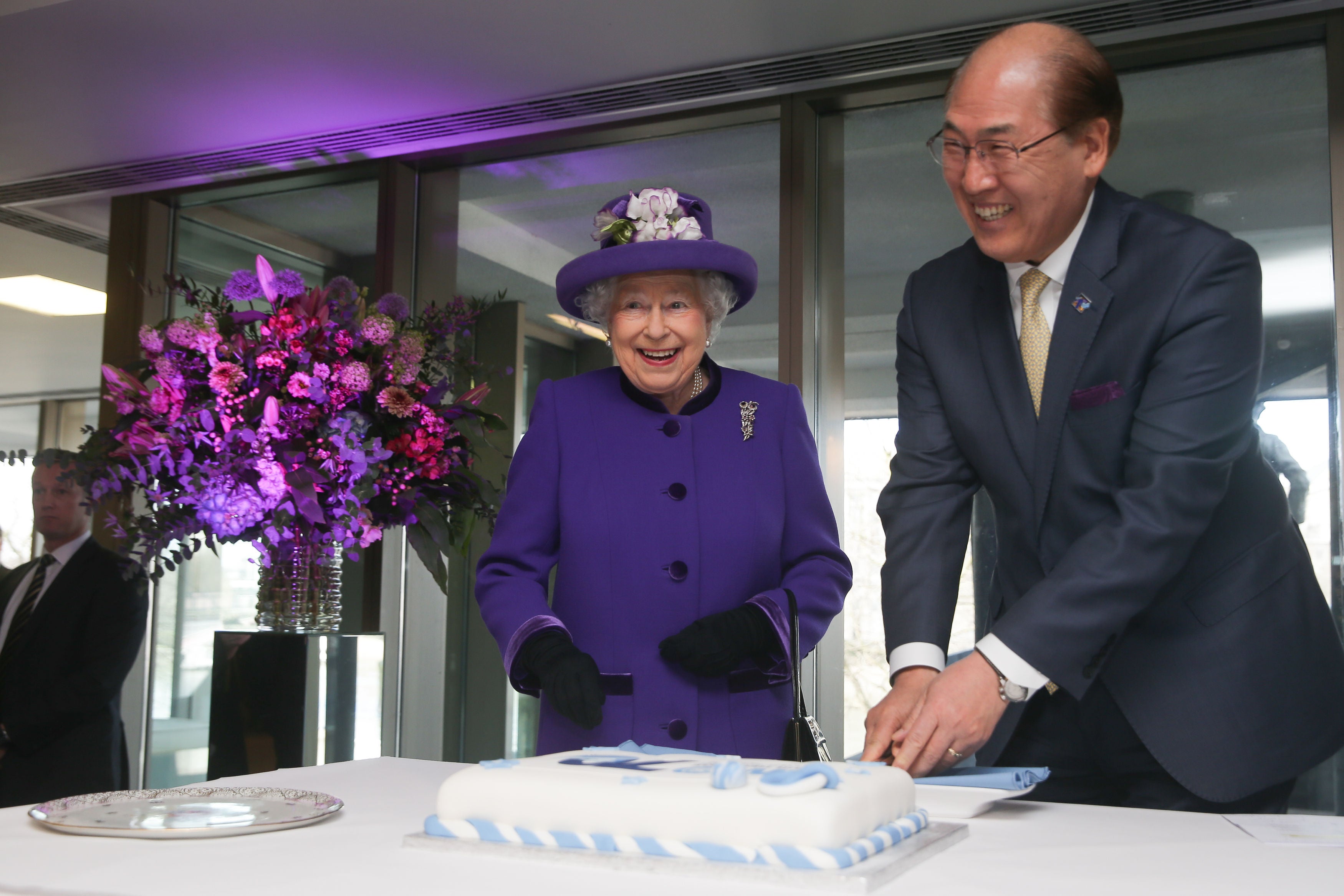 The Queen with a cake (Daniel Leal-Olivas/PA)