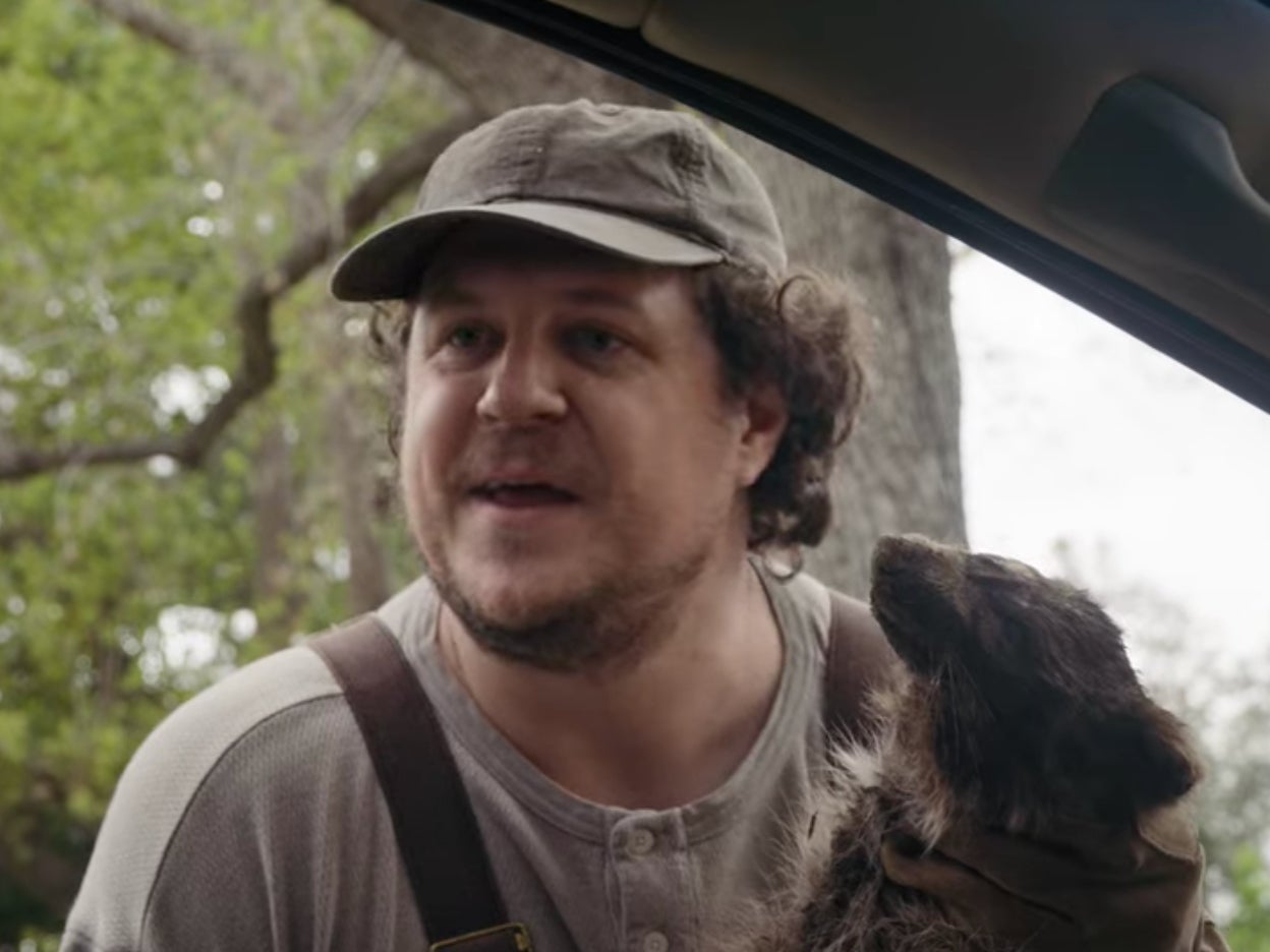 Buell (Cameron Britton) is shown to be fixing the mailbox throughout ‘The Woman in the House Across the Street from the Girl in the Window’