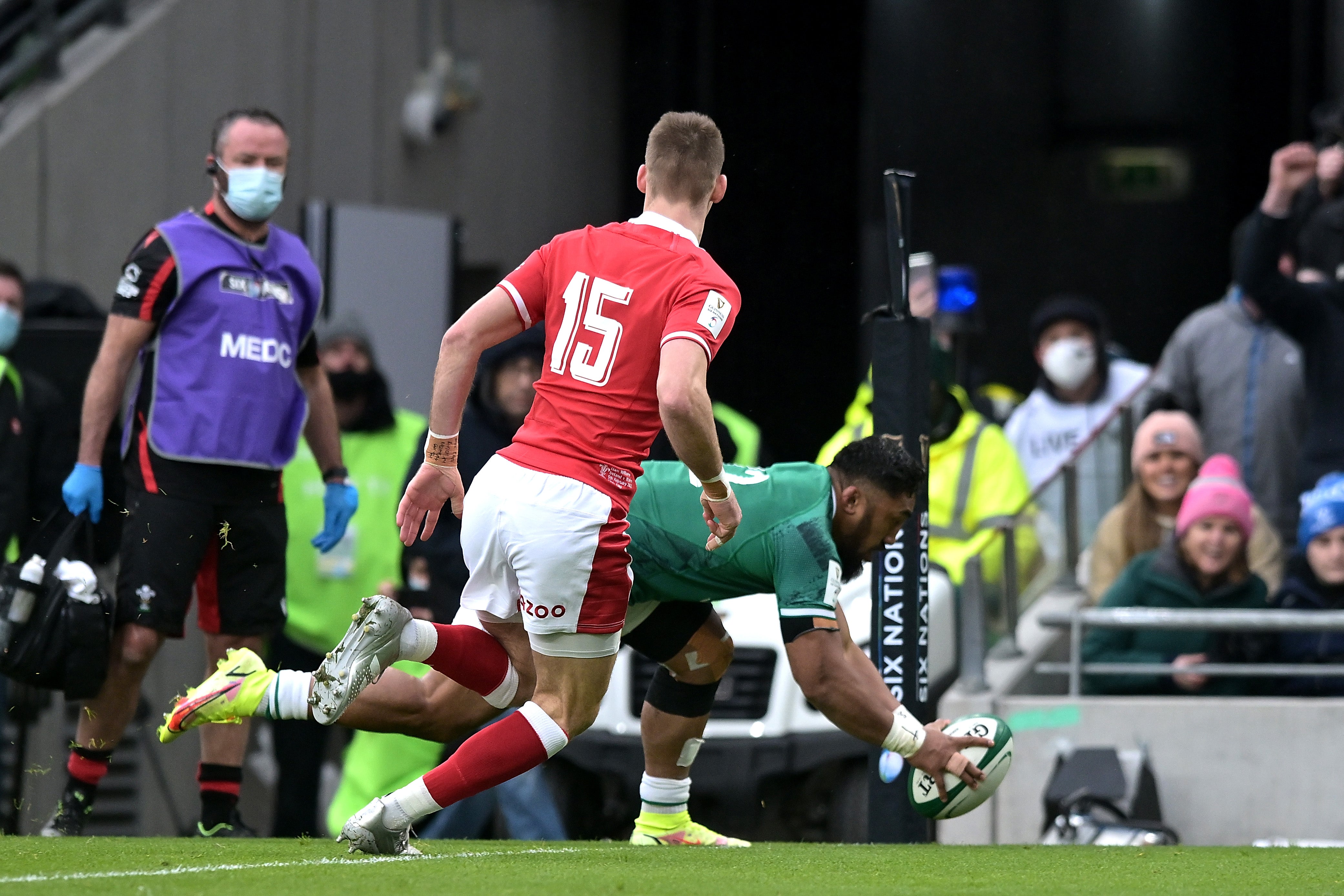 Bundee Aki touches down early for Ireland