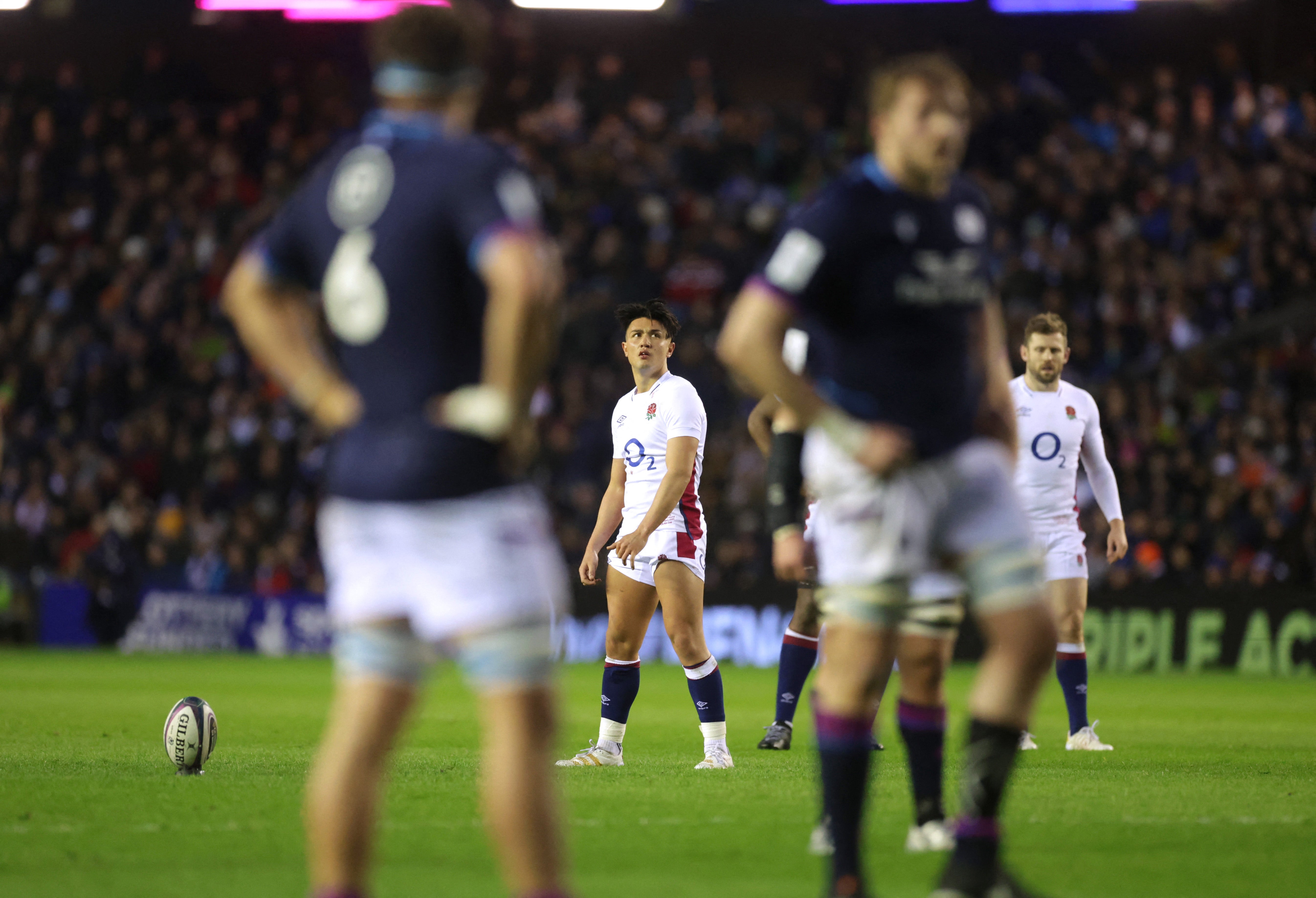 Marcus Smith shapes up to hit a penalty