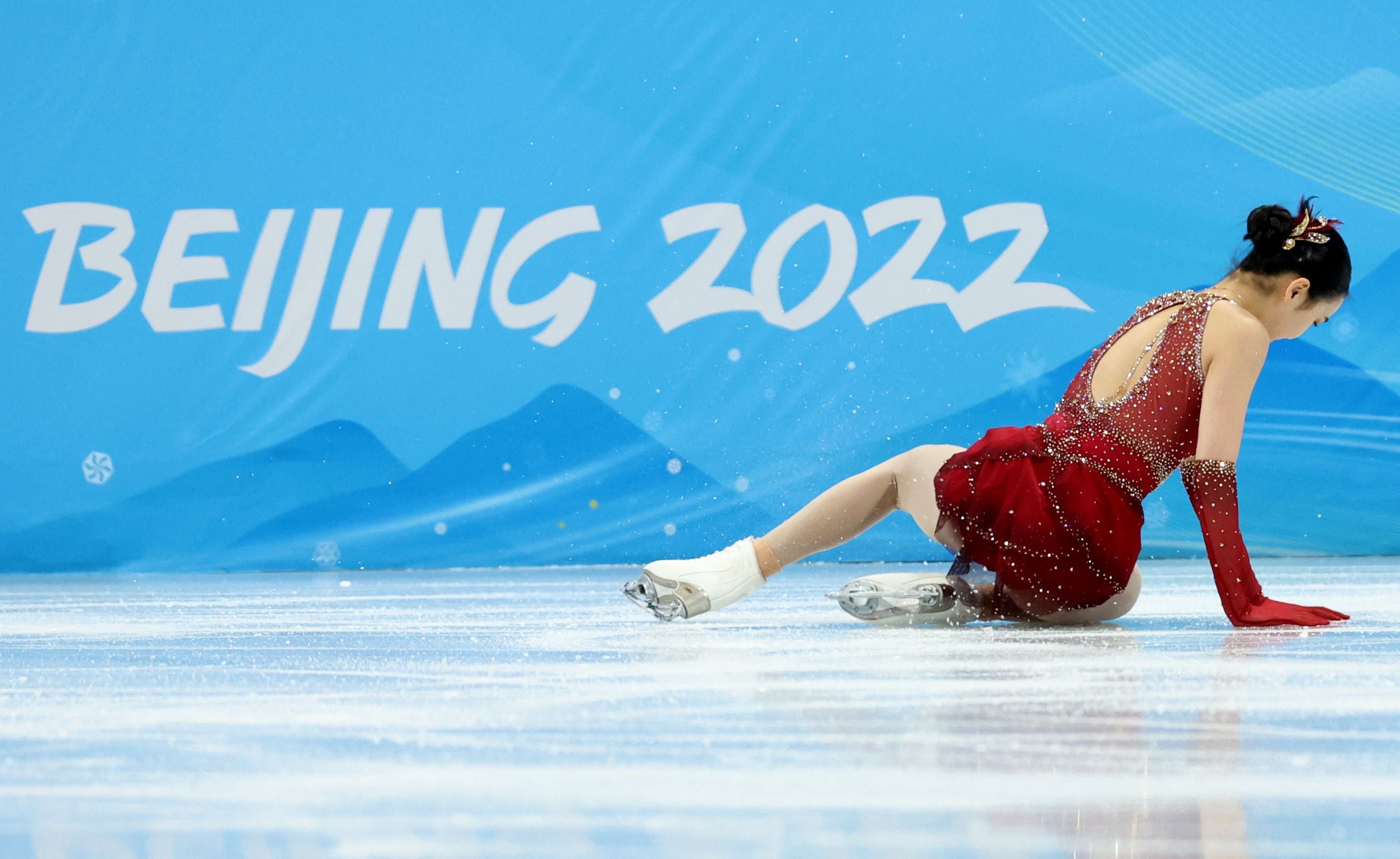 Zhu Yi slips during the freestyle skate on Monday