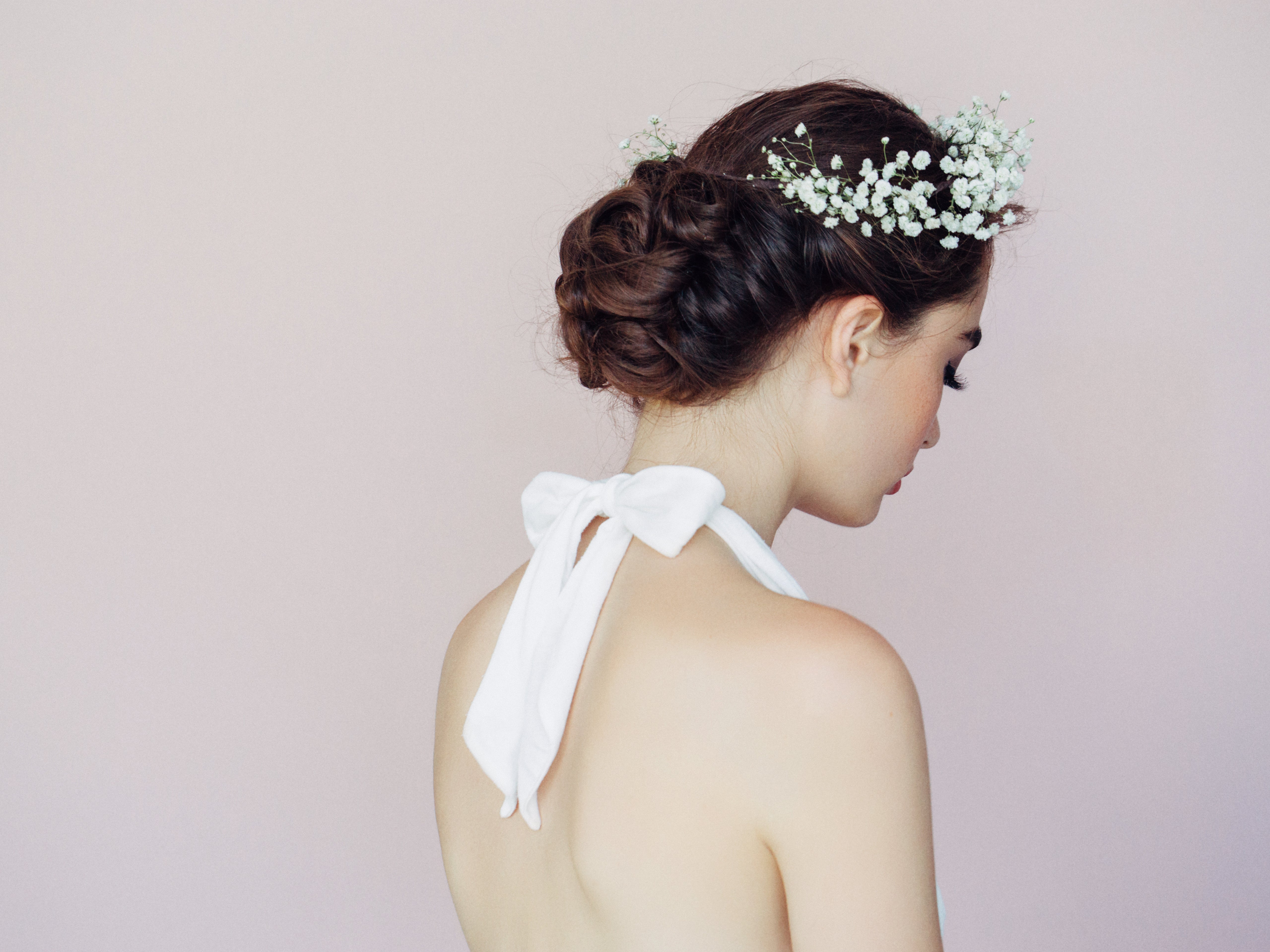 Many brides are eager to get ultra-glamorous and polished for their big day, and bows offer the perfect solution