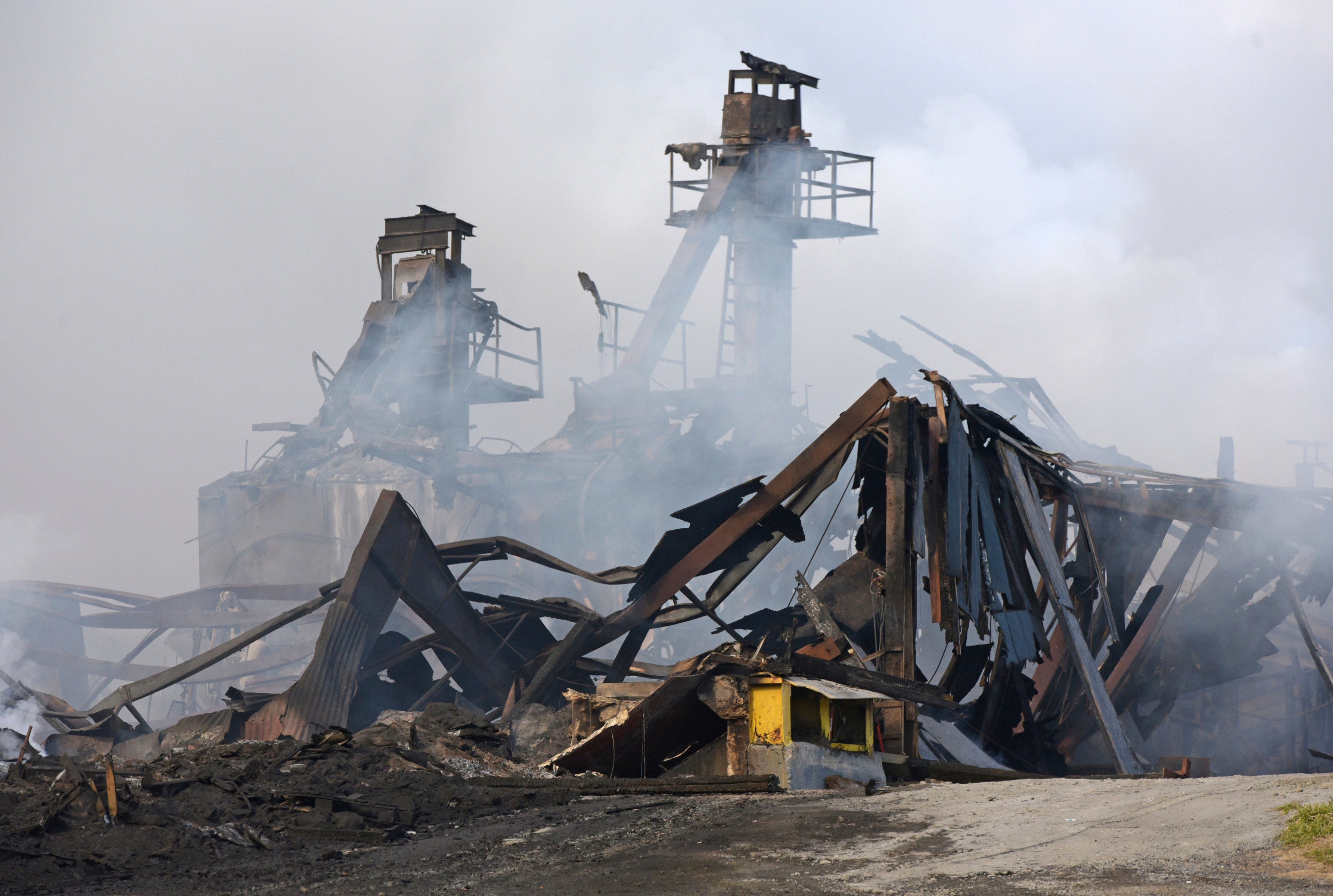 APTOPIX Fertilizer Plant Fire