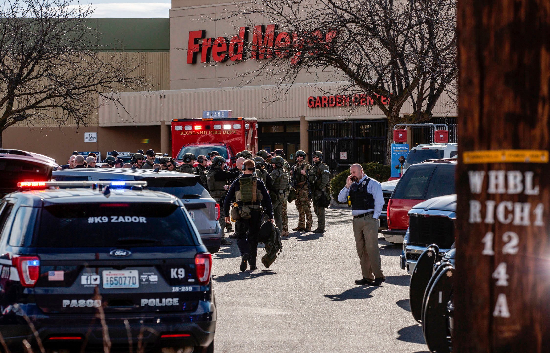 Officers on the scene of Monday’s shooting at a Fred Meyer grocery store in Richland, Washington