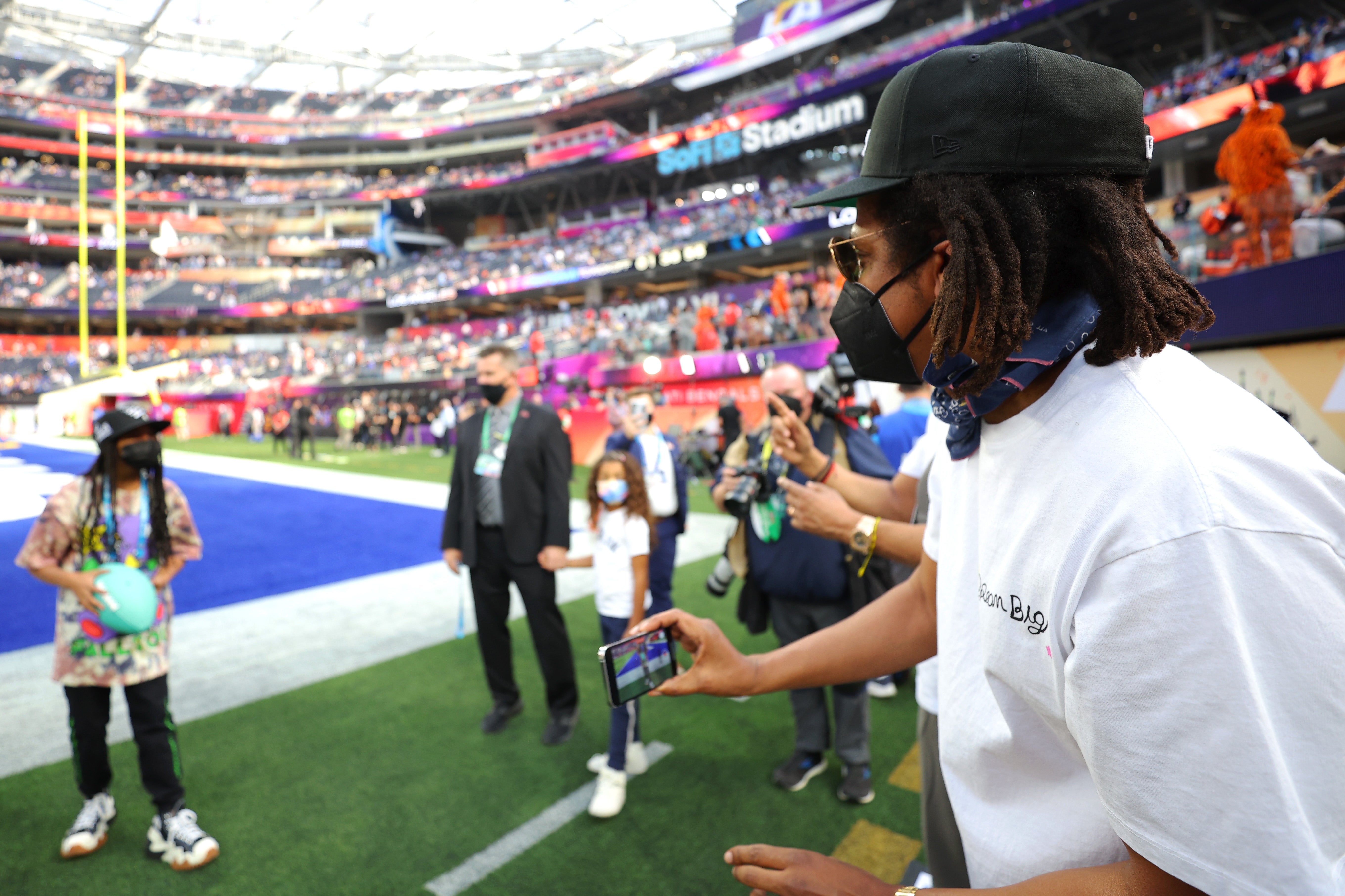 Jay Z photographs Blue Ivy at Super Bowl