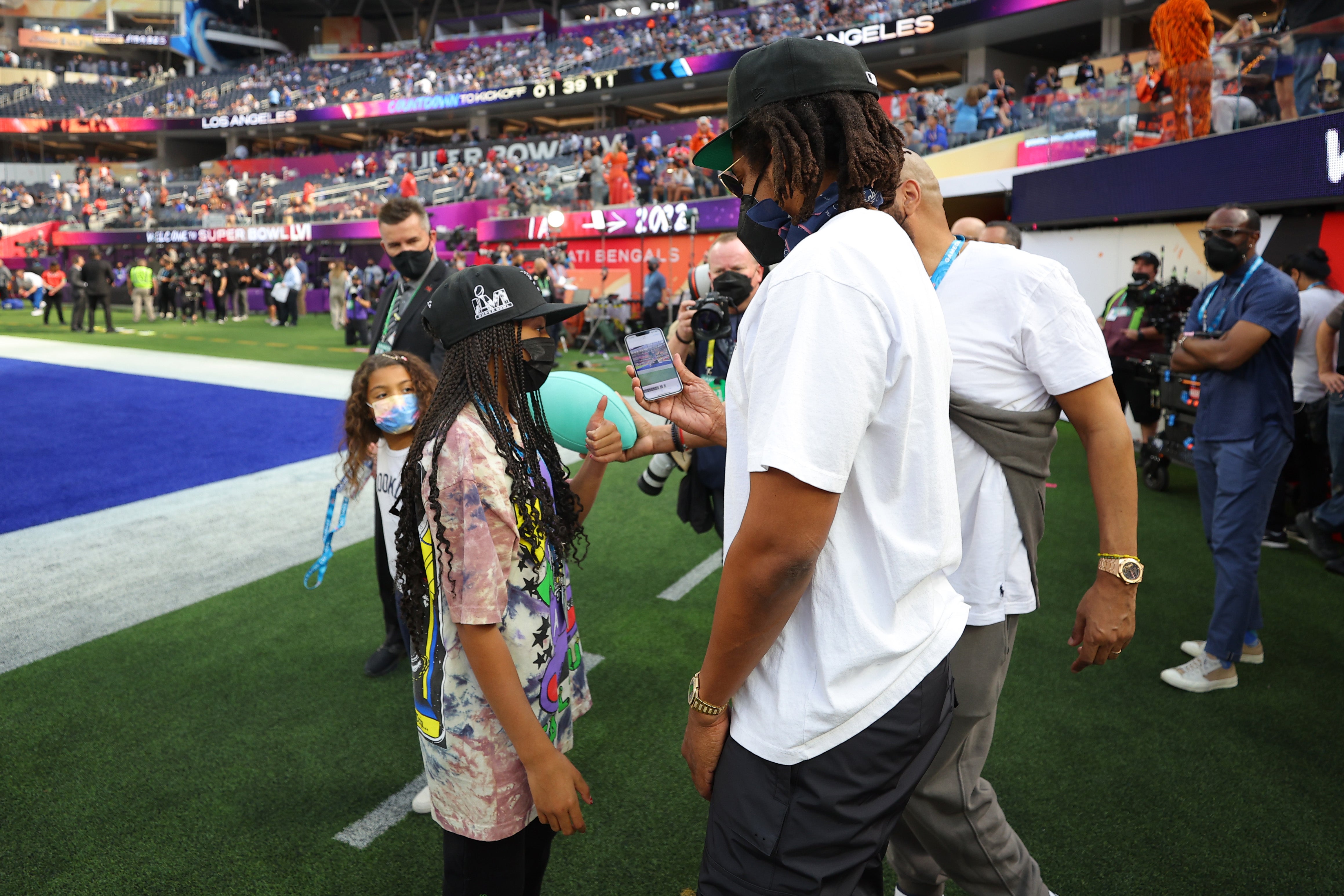 Jay Z shows Blue Ivy the photos he took of her during Super Bowl