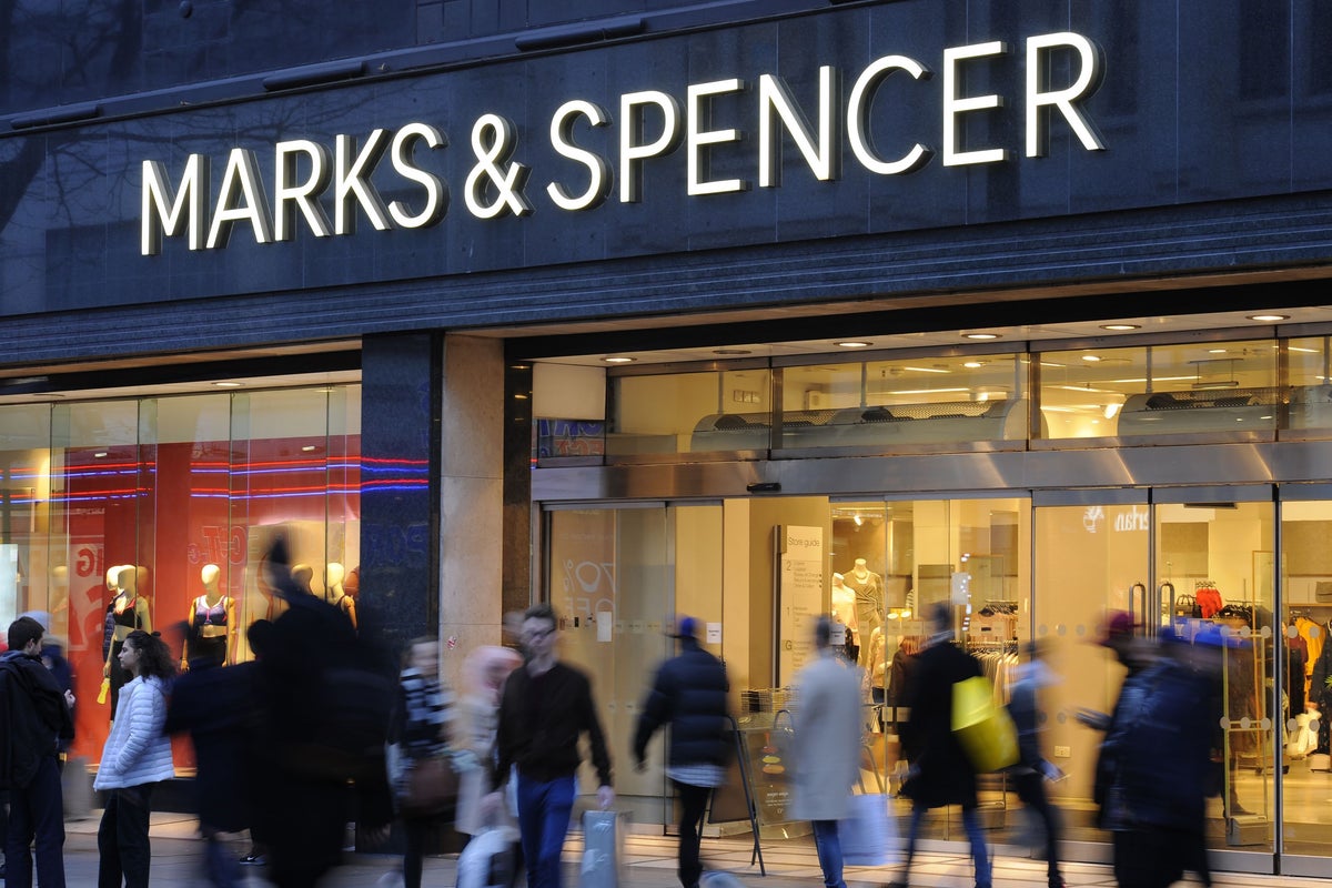 Marks & Spencer gives 55,000 workers pay rise but drops real living wage pledge