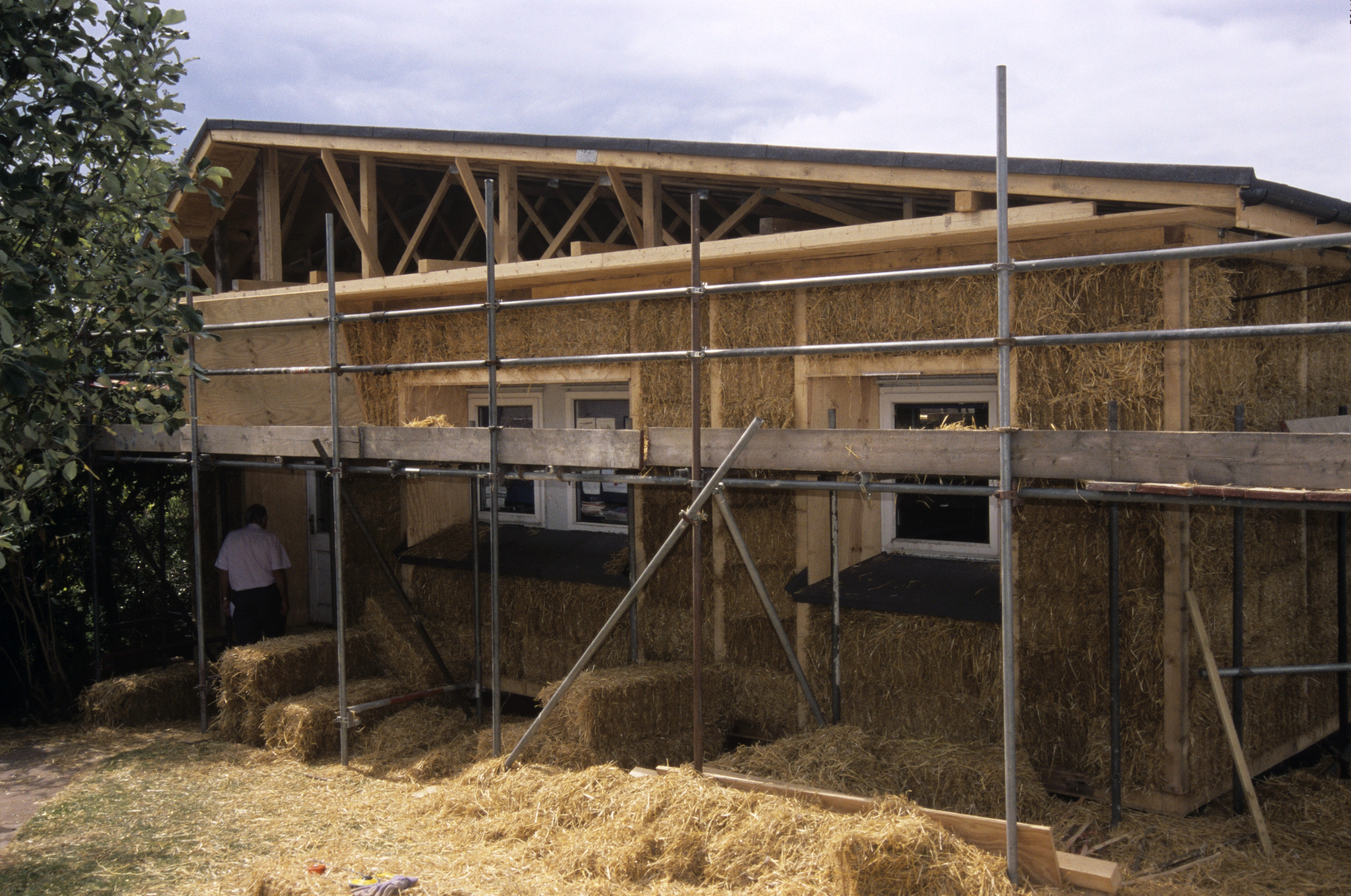 Wrington Primary Strawbale Project is designed to insulate the prefab school classroom by using strawbales