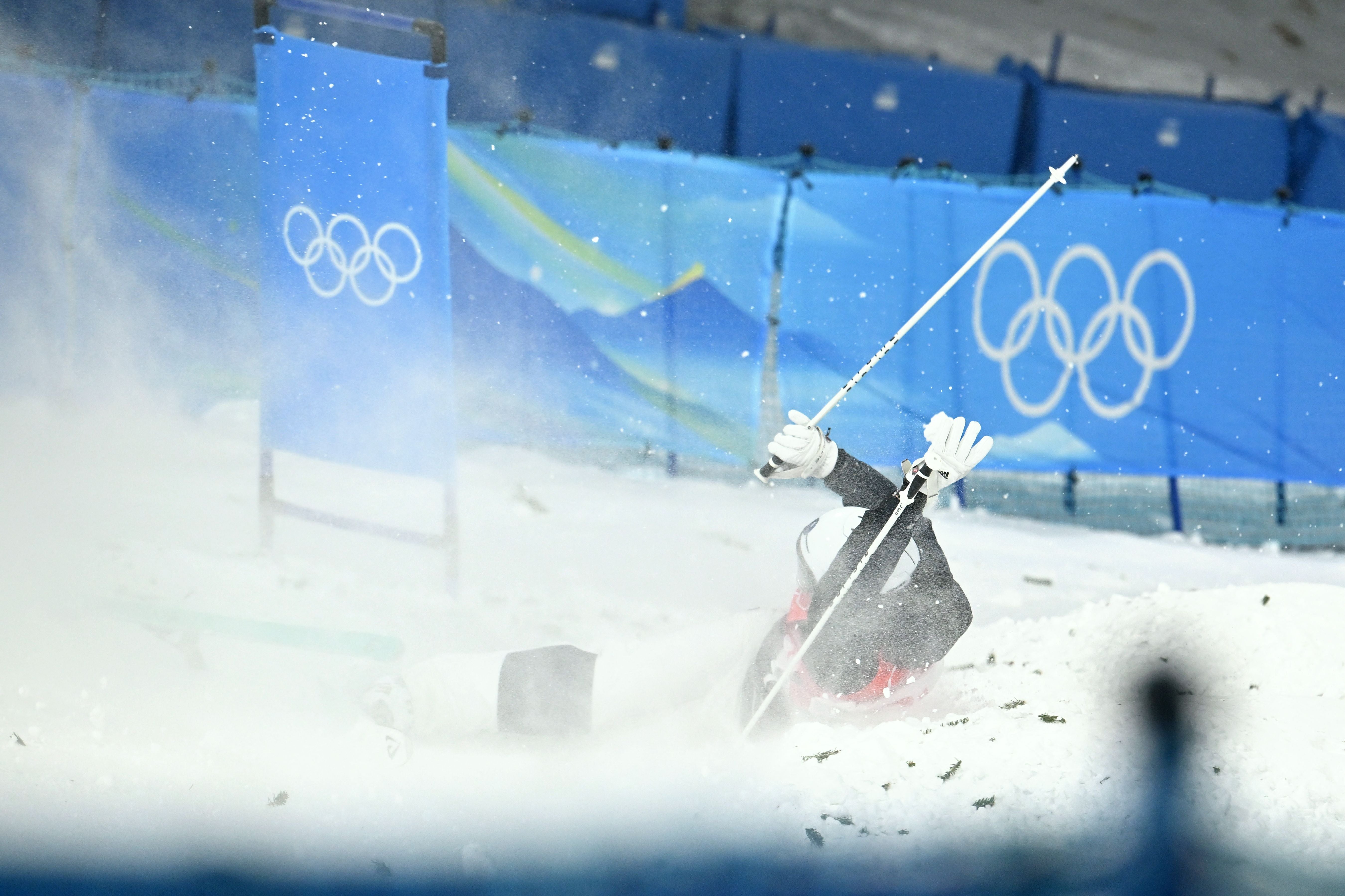 Leonie Gerken Schofield crashes on her first run in Beijing