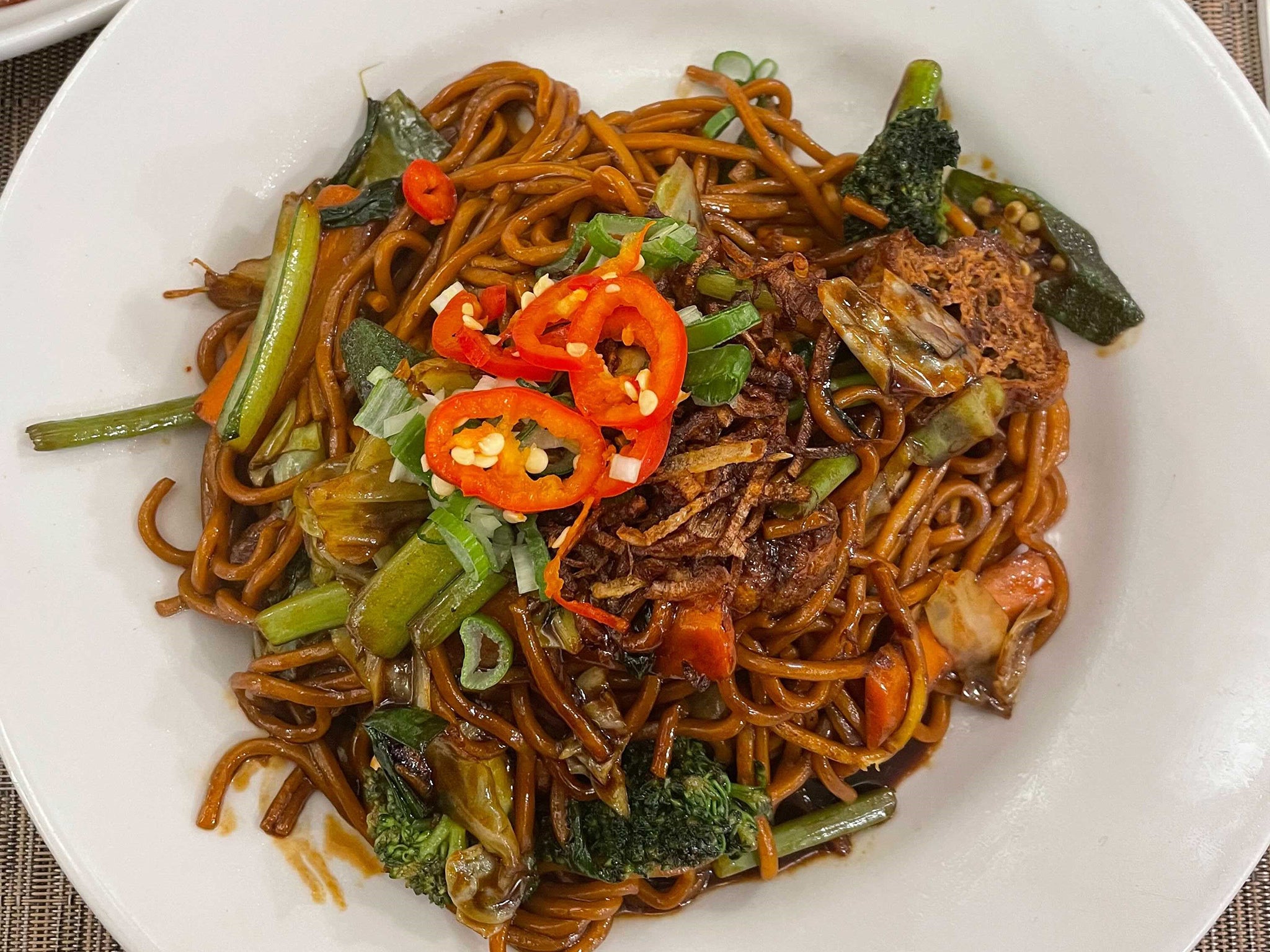 Mee goreng Hokkien: Fried noodles with a thick black sauce, vegetarian version