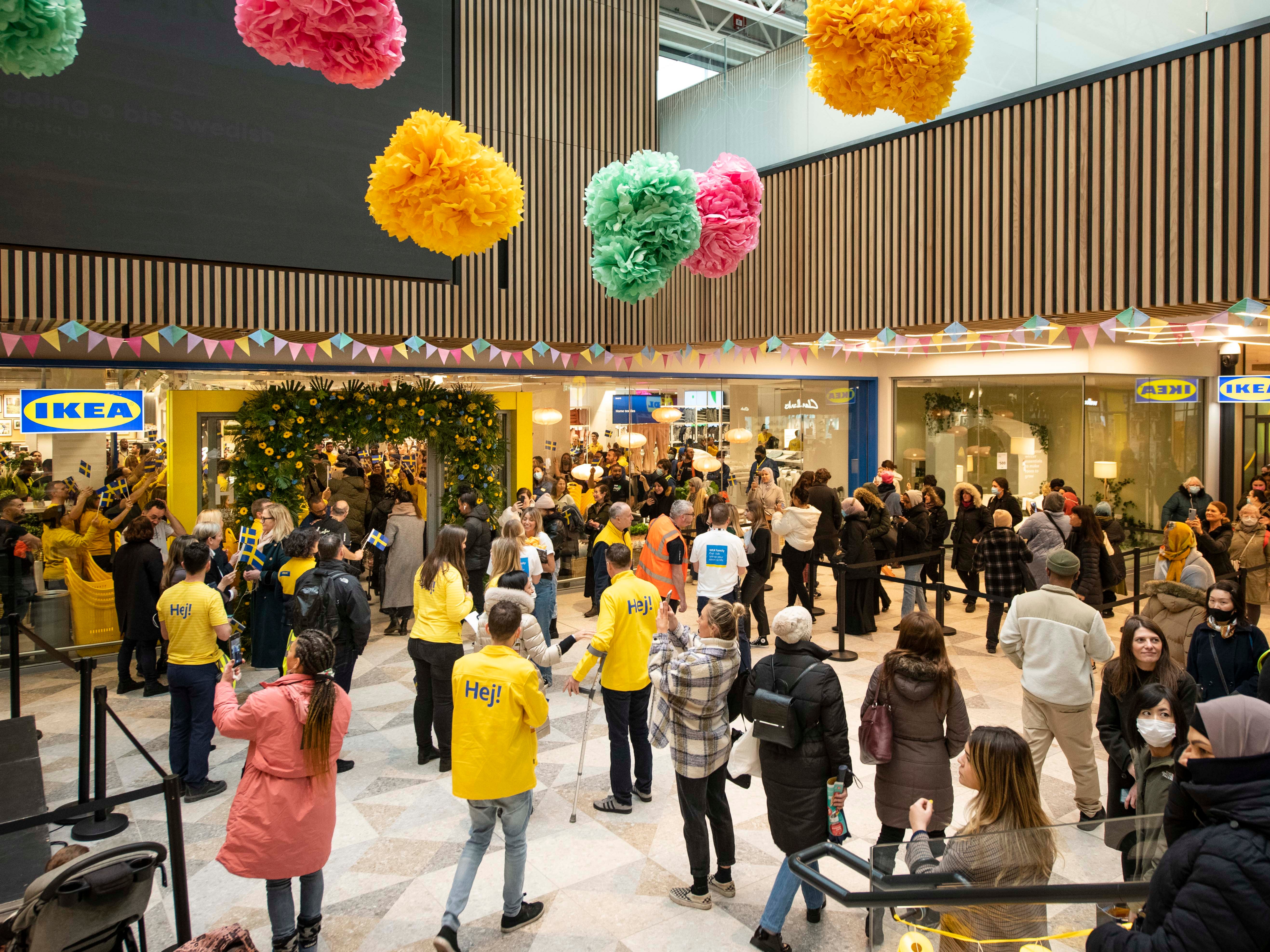 The first customers are greeted by IKEA co-workers at the official opening of the IKEA Hammersmith store in the new Livat Hammersmith shopping centre